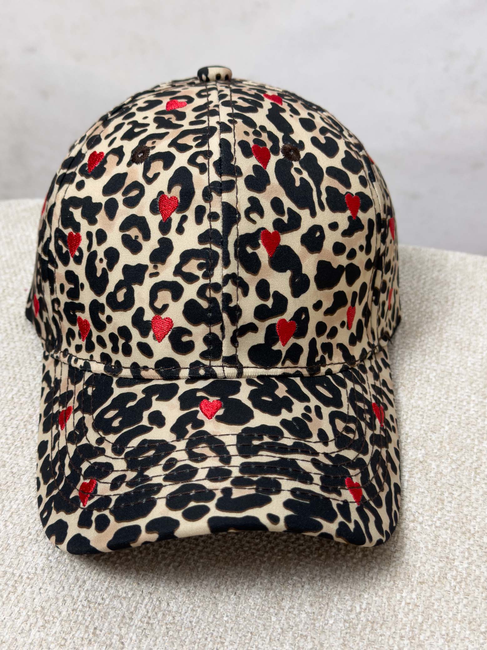 Baseball Cap mit Leopardenmuster und roten Herzstickereien