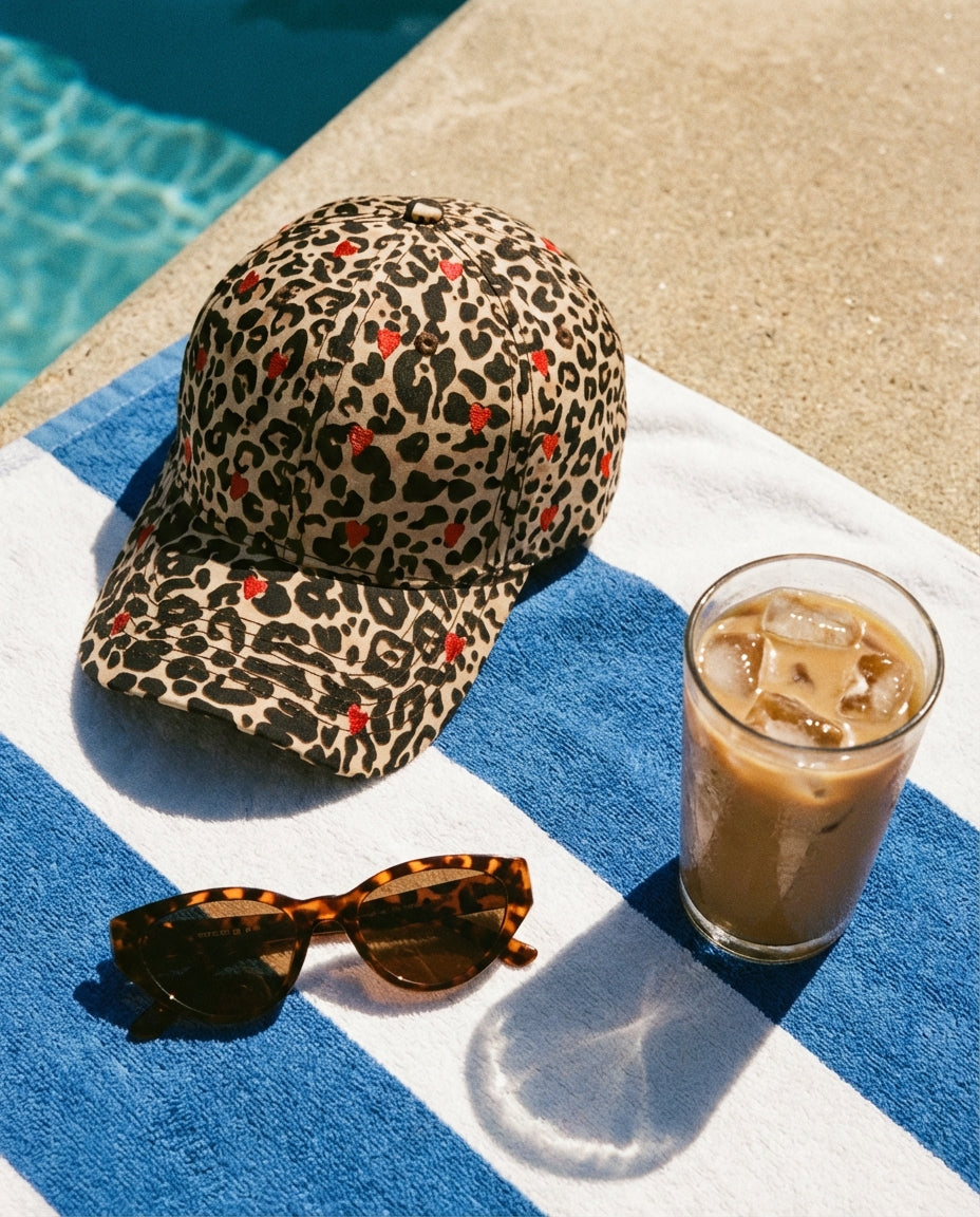 Baseball Cap mit Leopardenmuster und roten Herzstickereien bei Licht