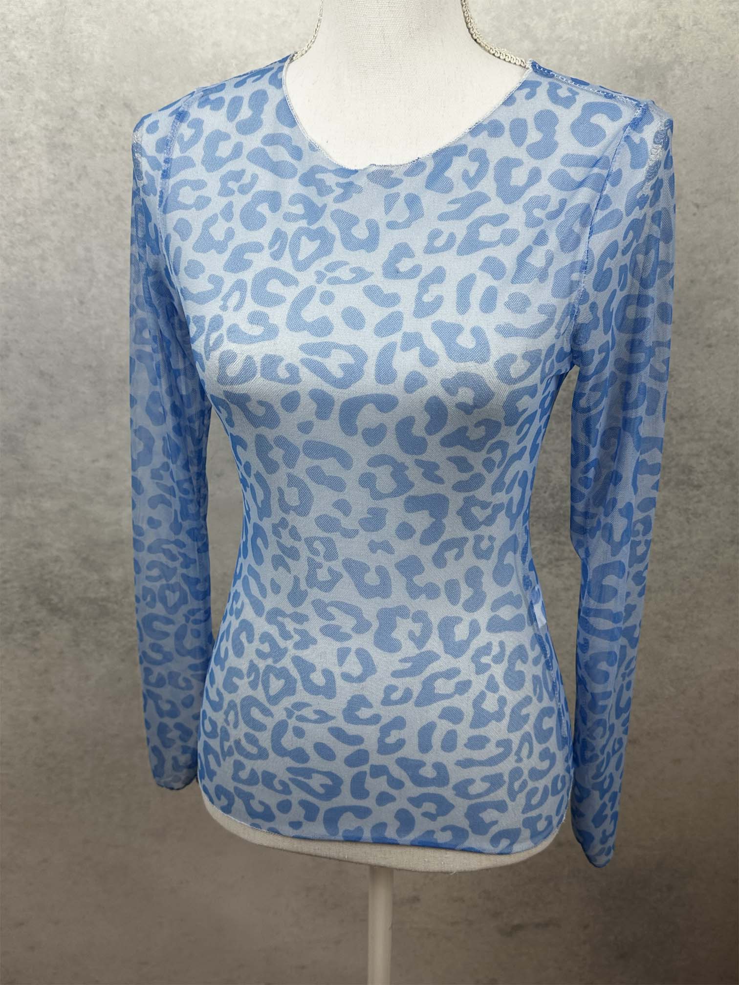 Transparentes Langarmshirt mit leo muster in hellblau