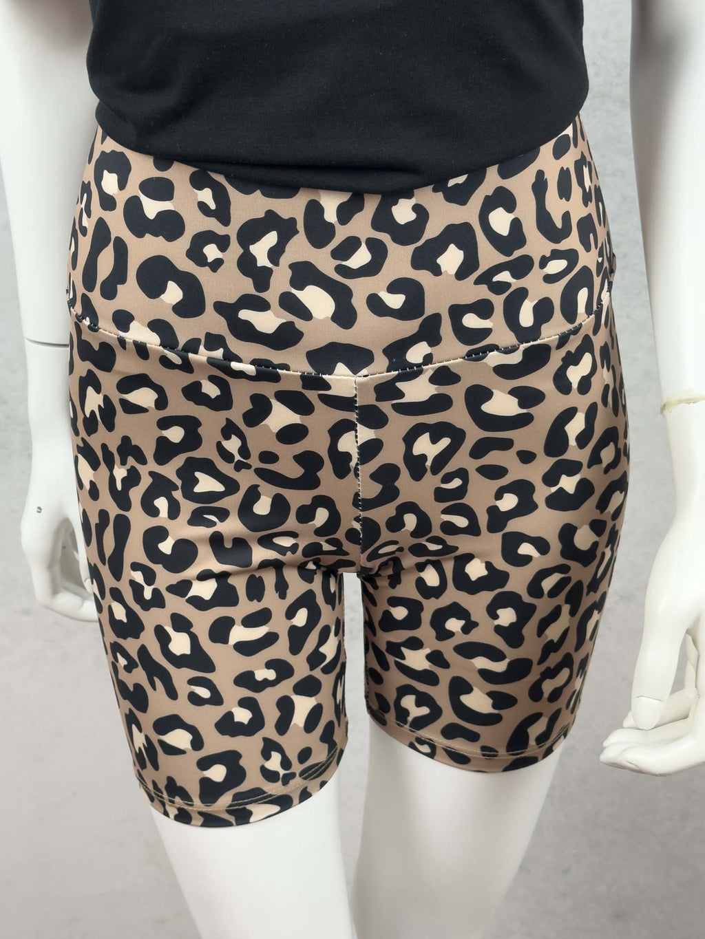 Enge Leo Radler Shorts in Beige Schwarz mit hohem Bund