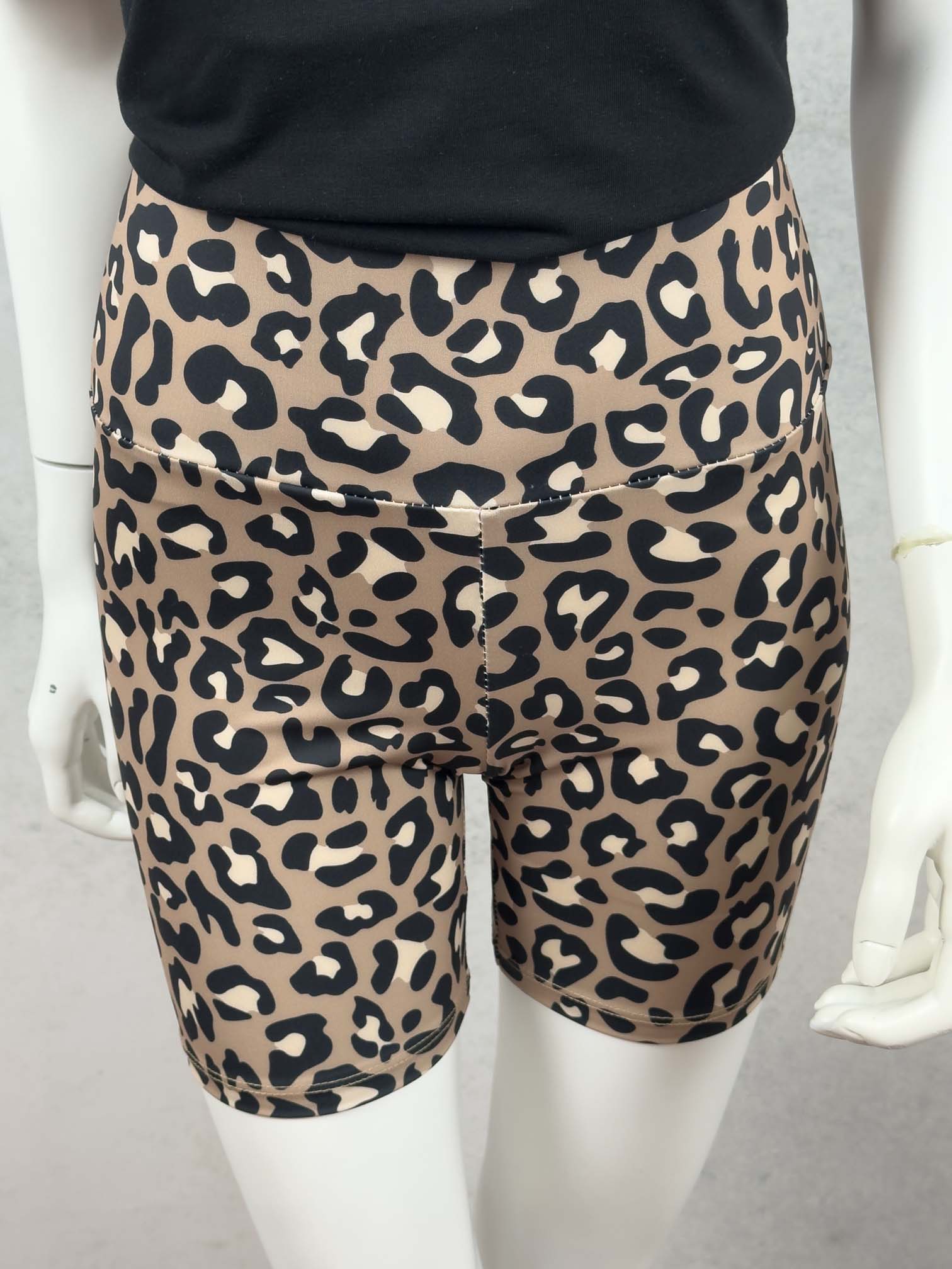Enge Leo Radler Shorts in Beige Schwarz mit hohem Bund