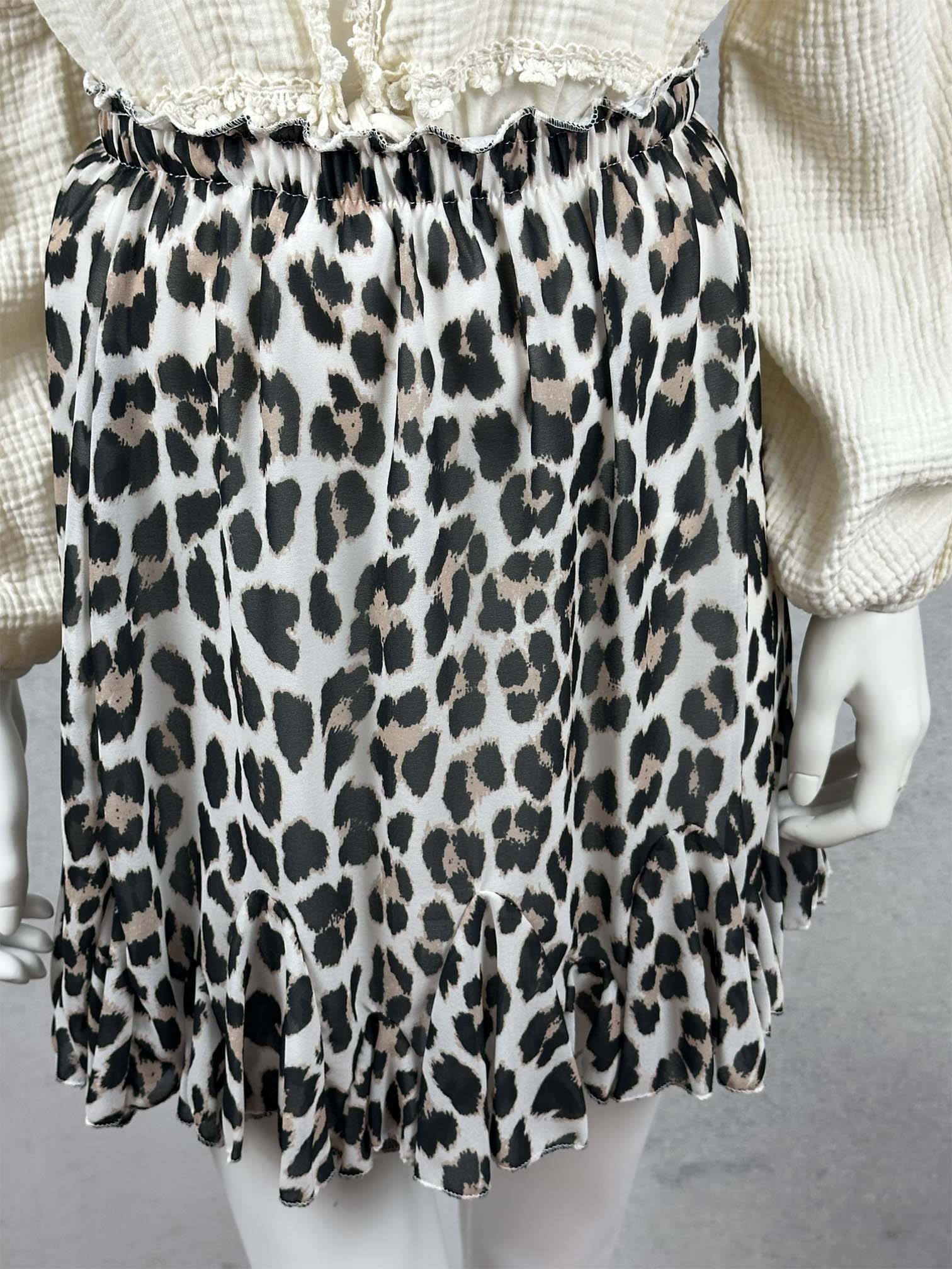 Kurzer Leo Rock mit schwingendem Volantsaum in Schwarz und Beige