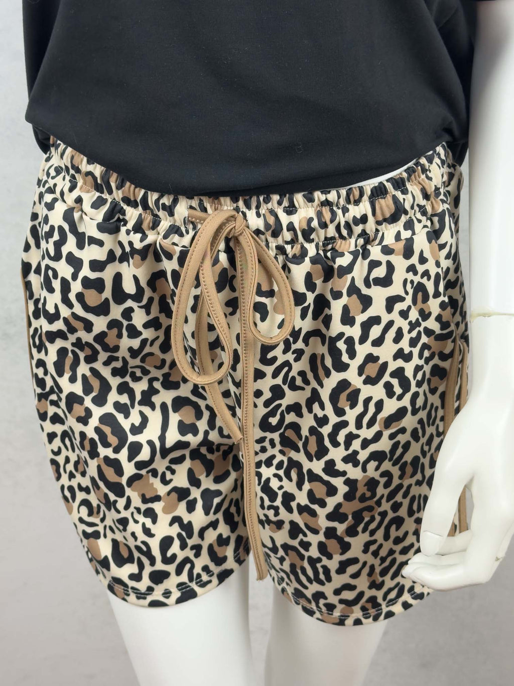 Kurze Leo Shorts in Beige Braun mit elastischem Bund und Bindeband