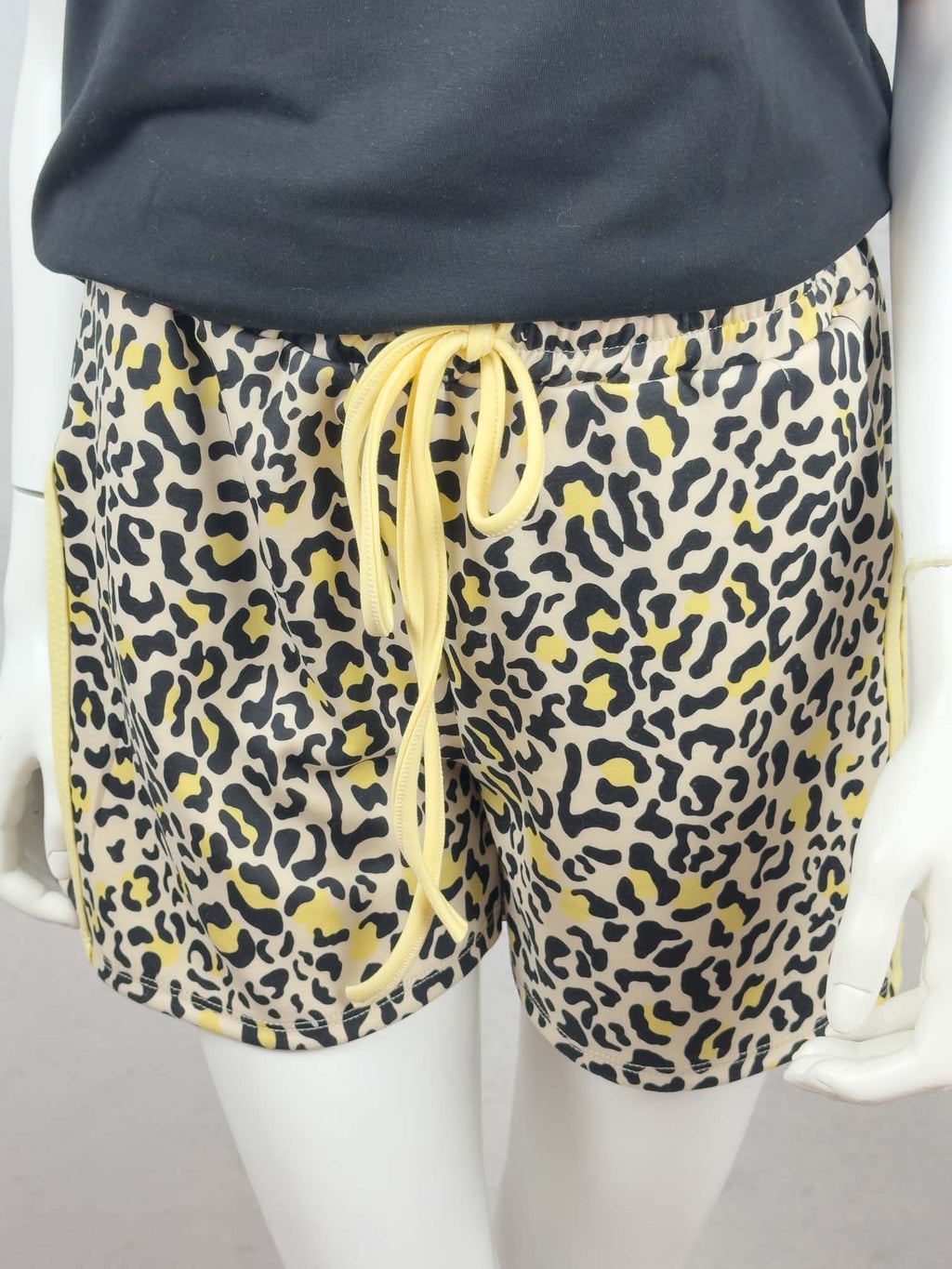 Kurze Leo Shorts in Beige Gelb mit elastischem Bund und Bindeband