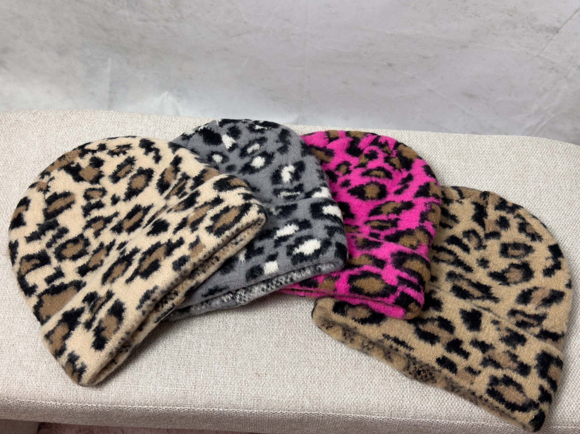 Vier weiche Strickmützen mit Leopardenmuster in Beige Pink Grau und Camel