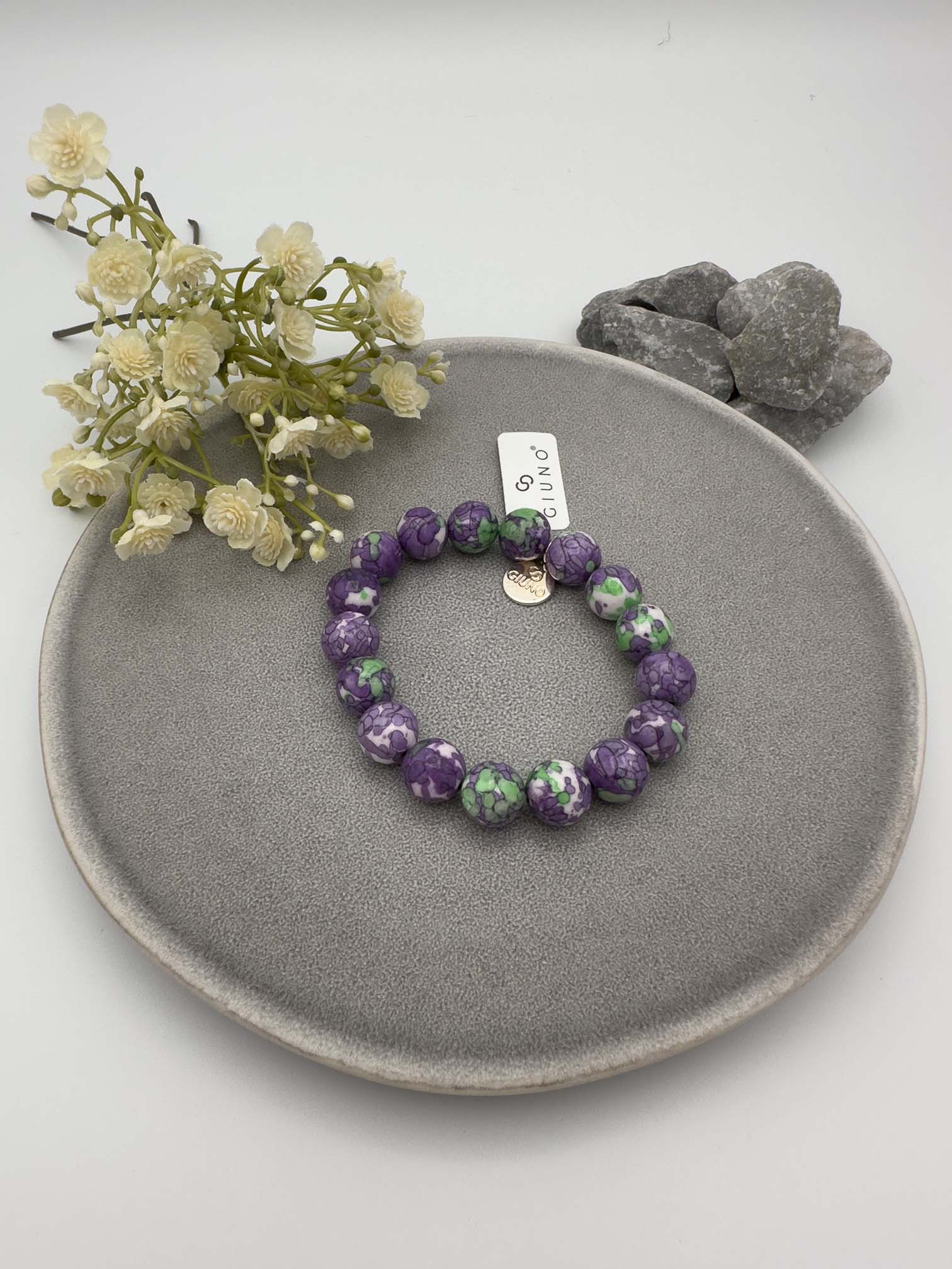 Elastisches Perlenarmband mit marmorierten Natursteinperlen in Lila und Gruen