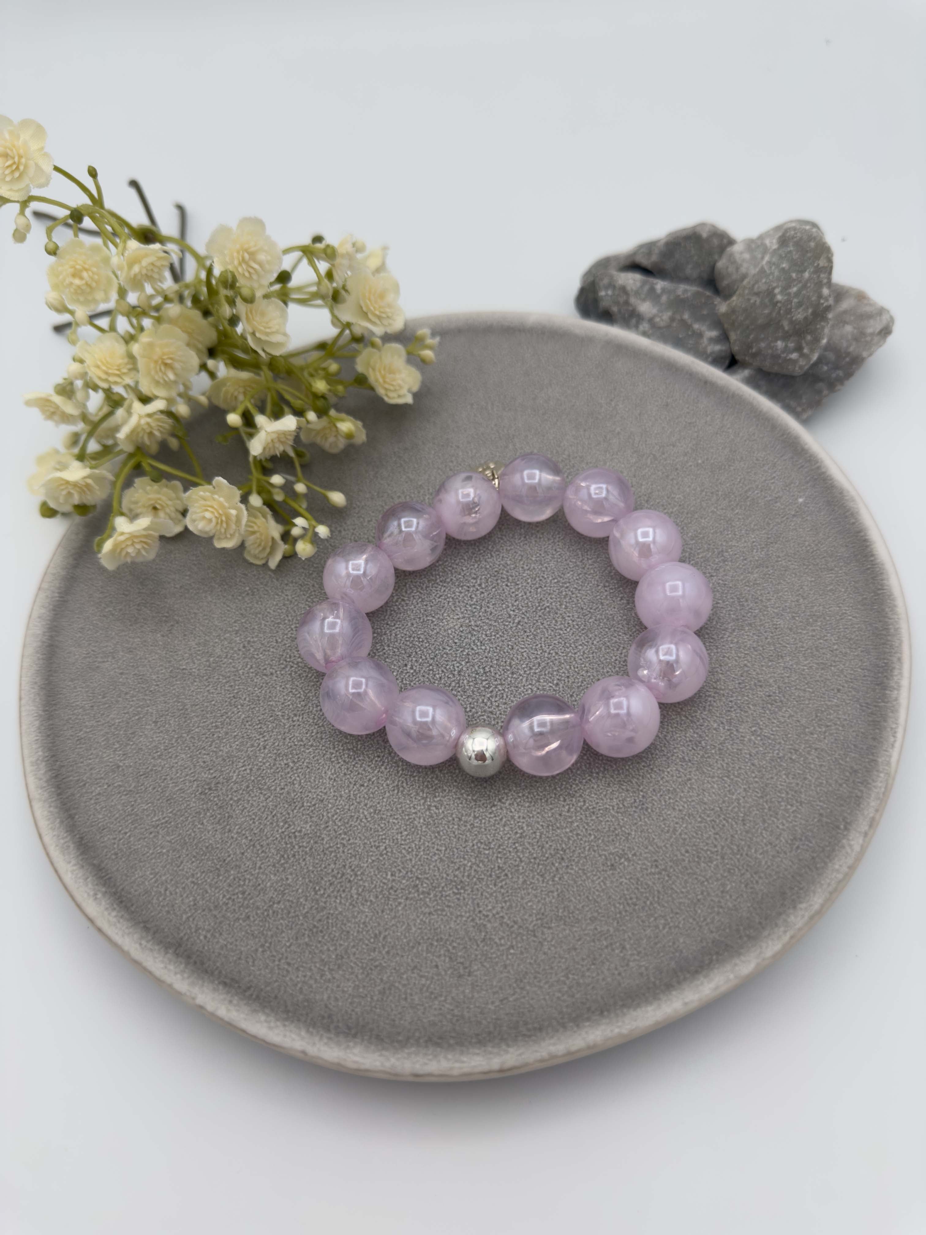 Elastisches Armband mit lila Perlen und silberfarbener Kugel