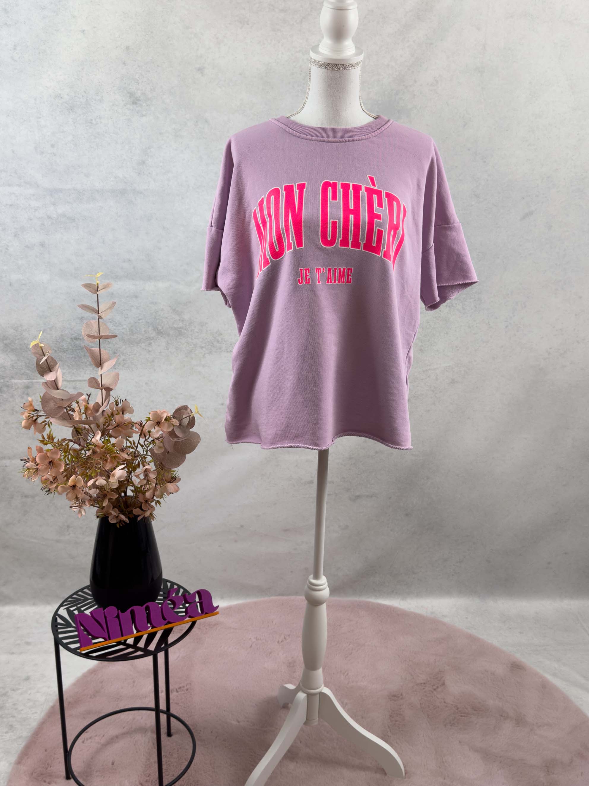 Damen T Shirt in Lila mit grossem MON CHÈRI Schriftzug und JE T’AIME Print auf der Vorderseite