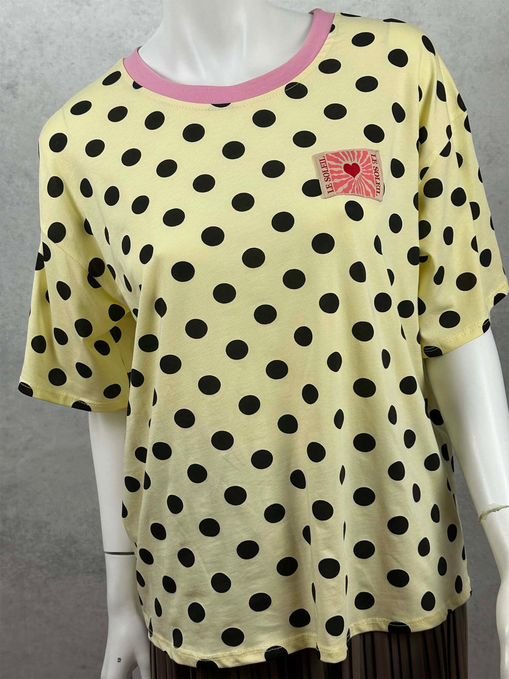 Vanillegelbes Damen T Shirt mit schwarzen Punkten und Rundhalsausschnitt