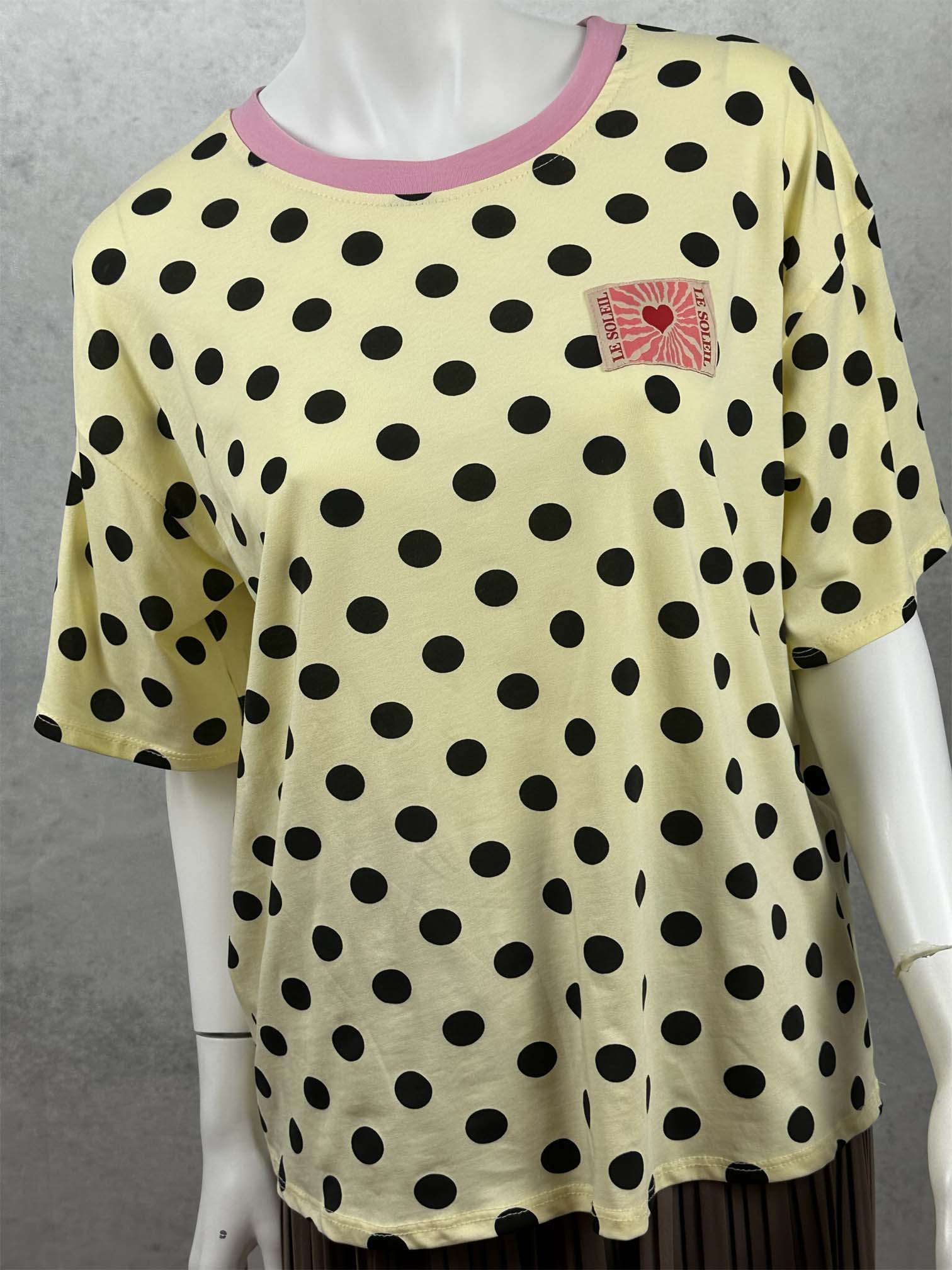 Vanillegelbes Damen T Shirt mit schwarzen Punkten und Rundhalsausschnitt