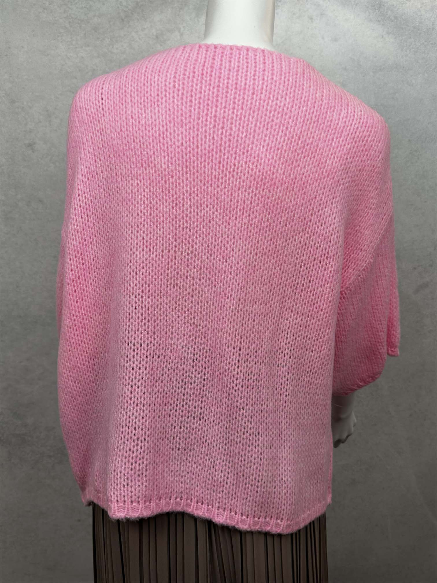 Rückansicht einer locker geschnittenen Strickjacke in Rosa