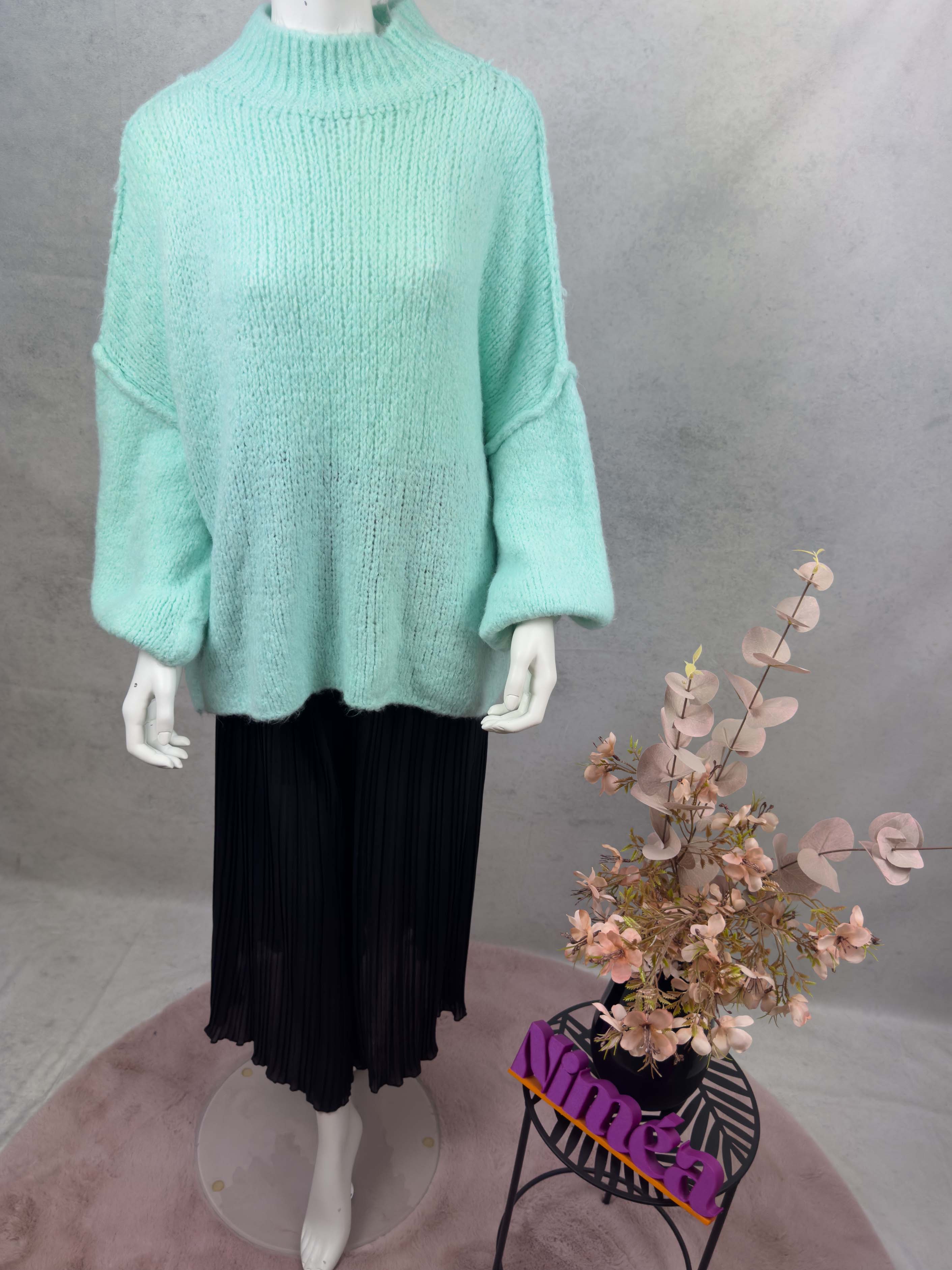 Mintgruener Strickpullover mit Stehkragen und lockerem Oversize Schnitt