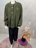Olivgruene weiche Teddyjacke mit Knopfleiste und Leo Herz Detail