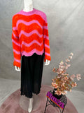 Orange Pink gestreifter Strickpullover mit weichem Wellenmuster, Rundhalsausschnitt und locker fallender Passform in auffaelliger Farbkombination
