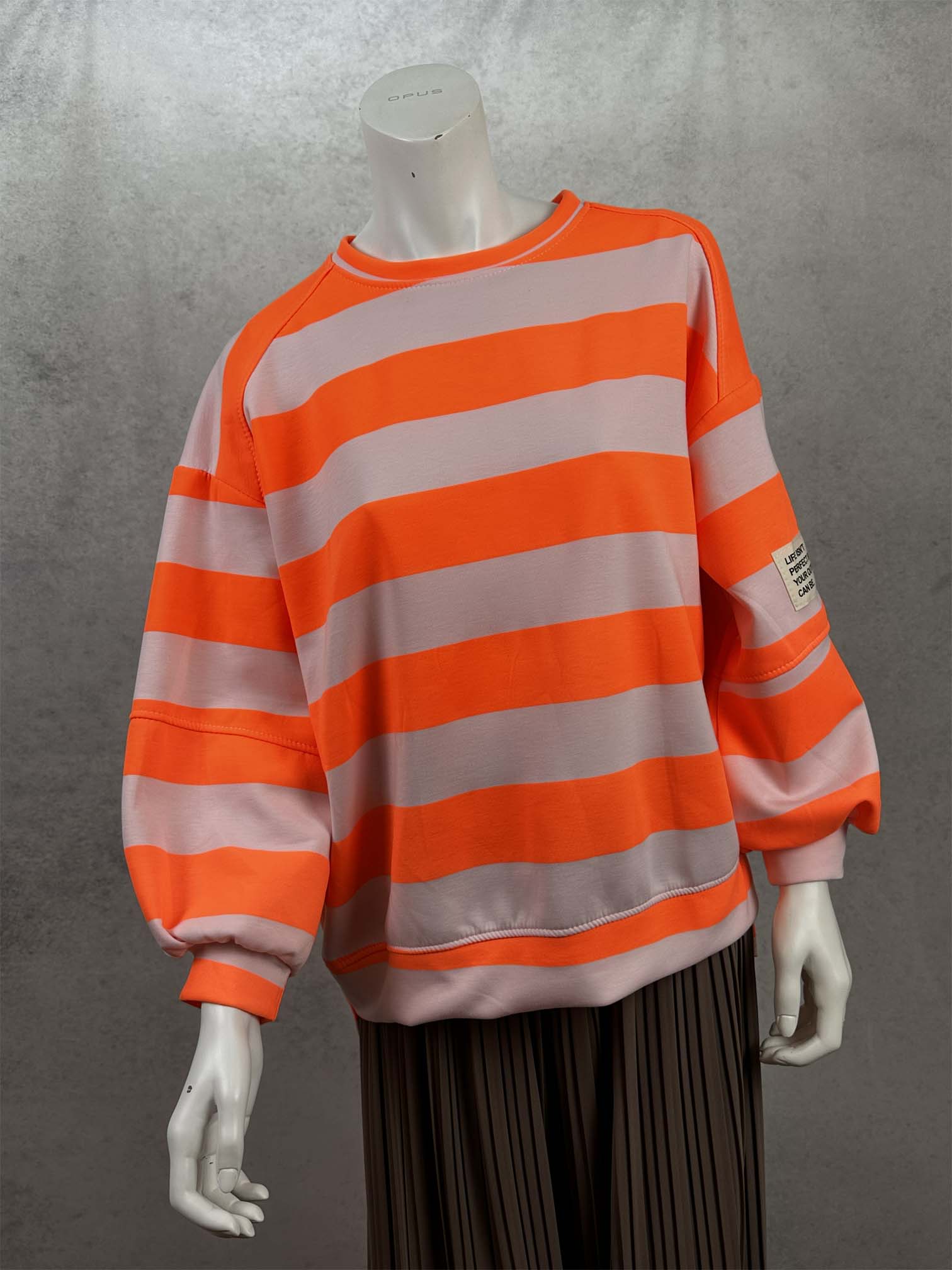 Gestreifter oversize pullover in neon orange und weiss