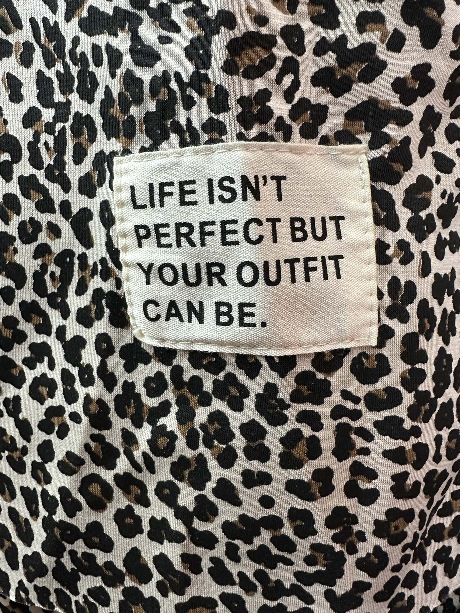 Stoffpatch mit Schriftzug „Life isn’t perfect but your outfit can be“ auf leopardgemustertem Stoff