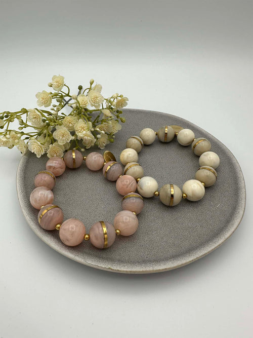 Zwei elastische Perlenarmbaender in Rosa und Creme mit goldfarbenen Zwischenelementen