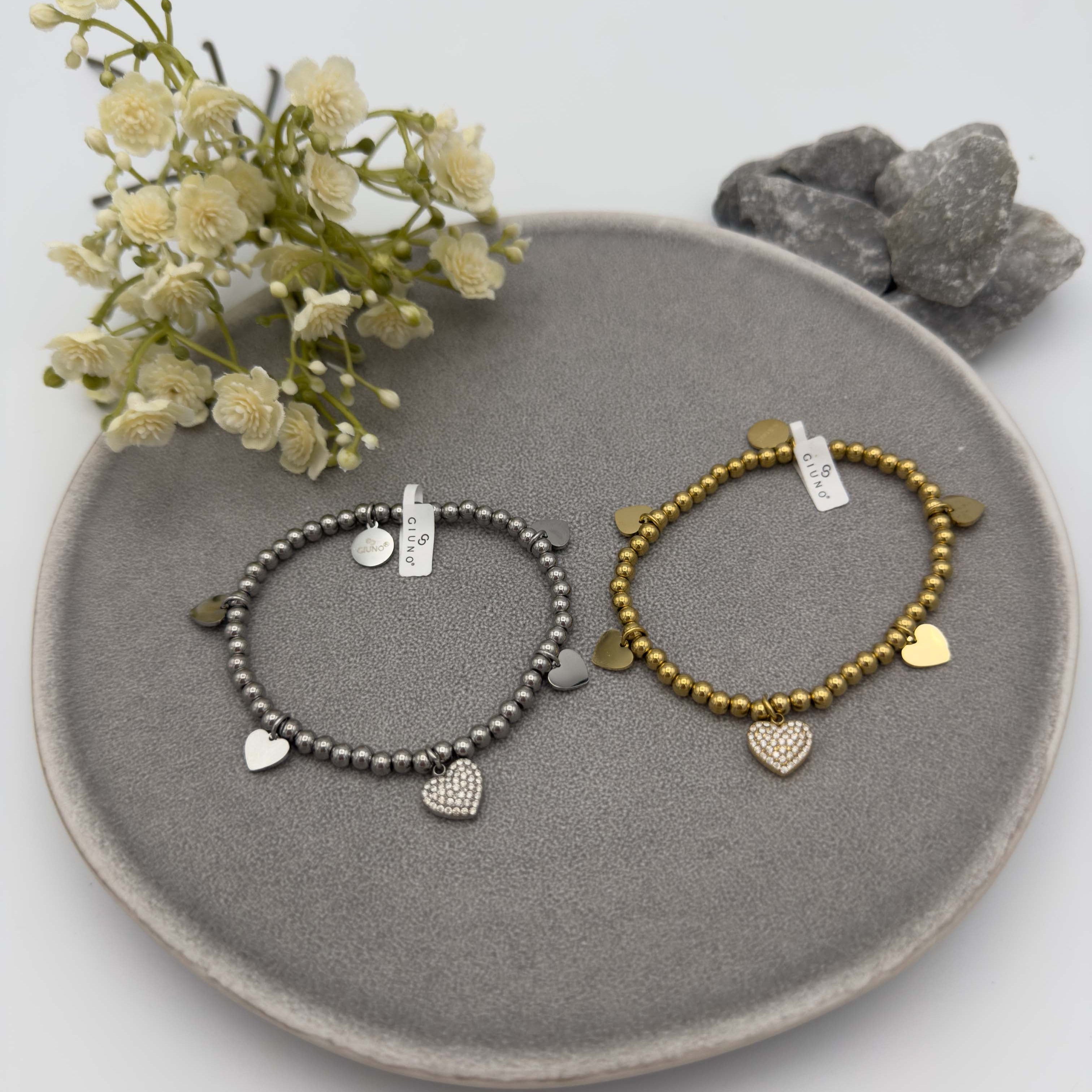 Elastische Perlenarmbaender mit kleinen Metallperlen und Herzanhaengern in Gold und Silber