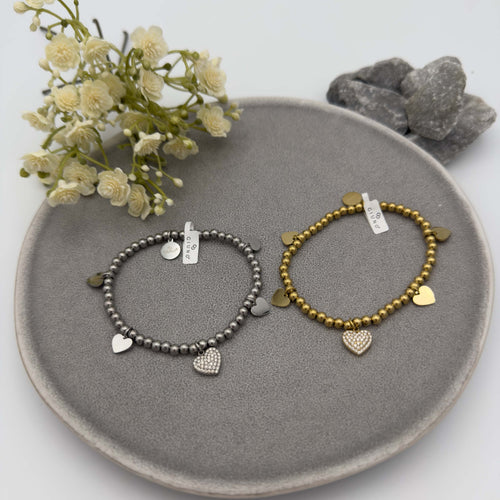 Elastische Perlenarmbaender mit kleinen Metallperlen und Herzanhaengern in Gold und Silber