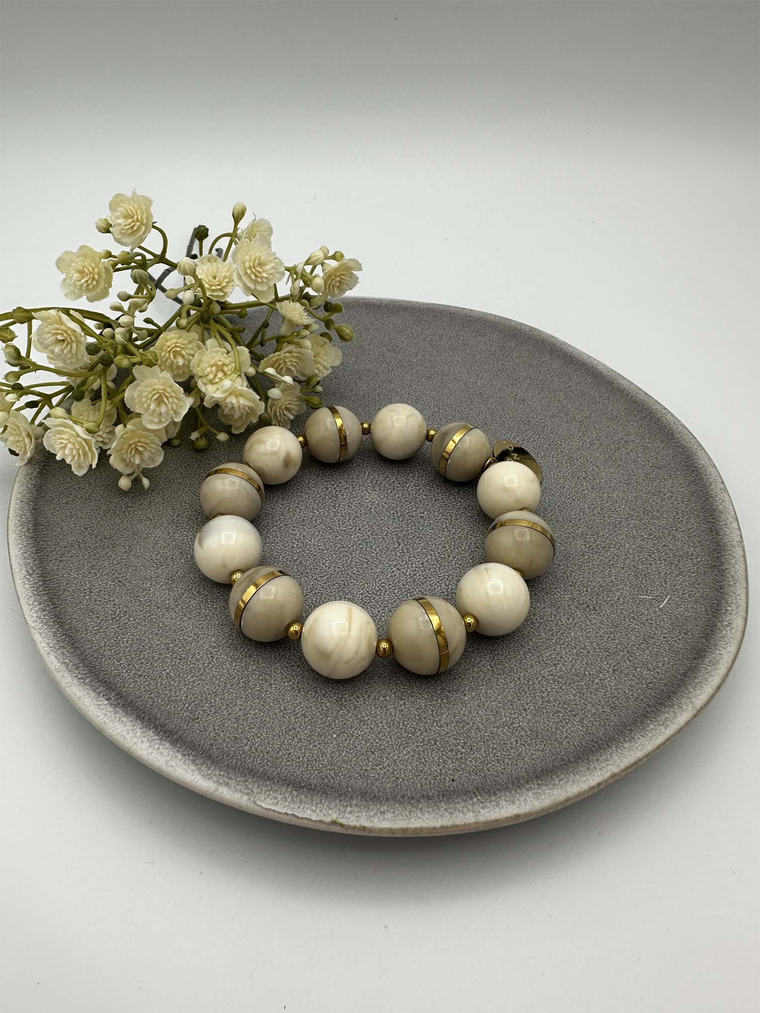 Elastisches Perlenarmband in Creme und Beige mit goldfarbenen Zwischenelementen