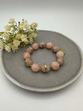 Elastisches Perlenarmband in Rosa und Taupe mit goldfarbenen Zwischenelementen
