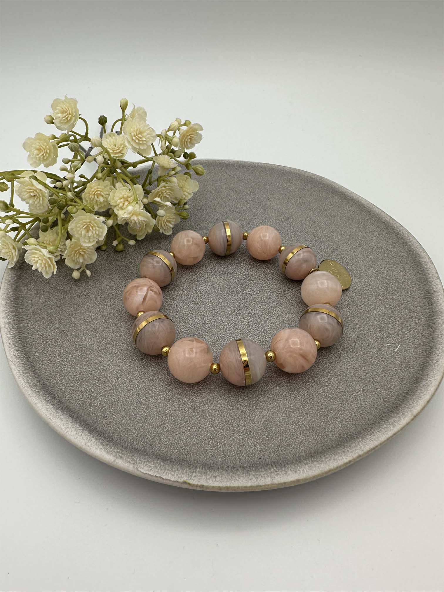 Elastisches Perlenarmband in Rosa und Taupe mit goldfarbenen Zwischenelementen