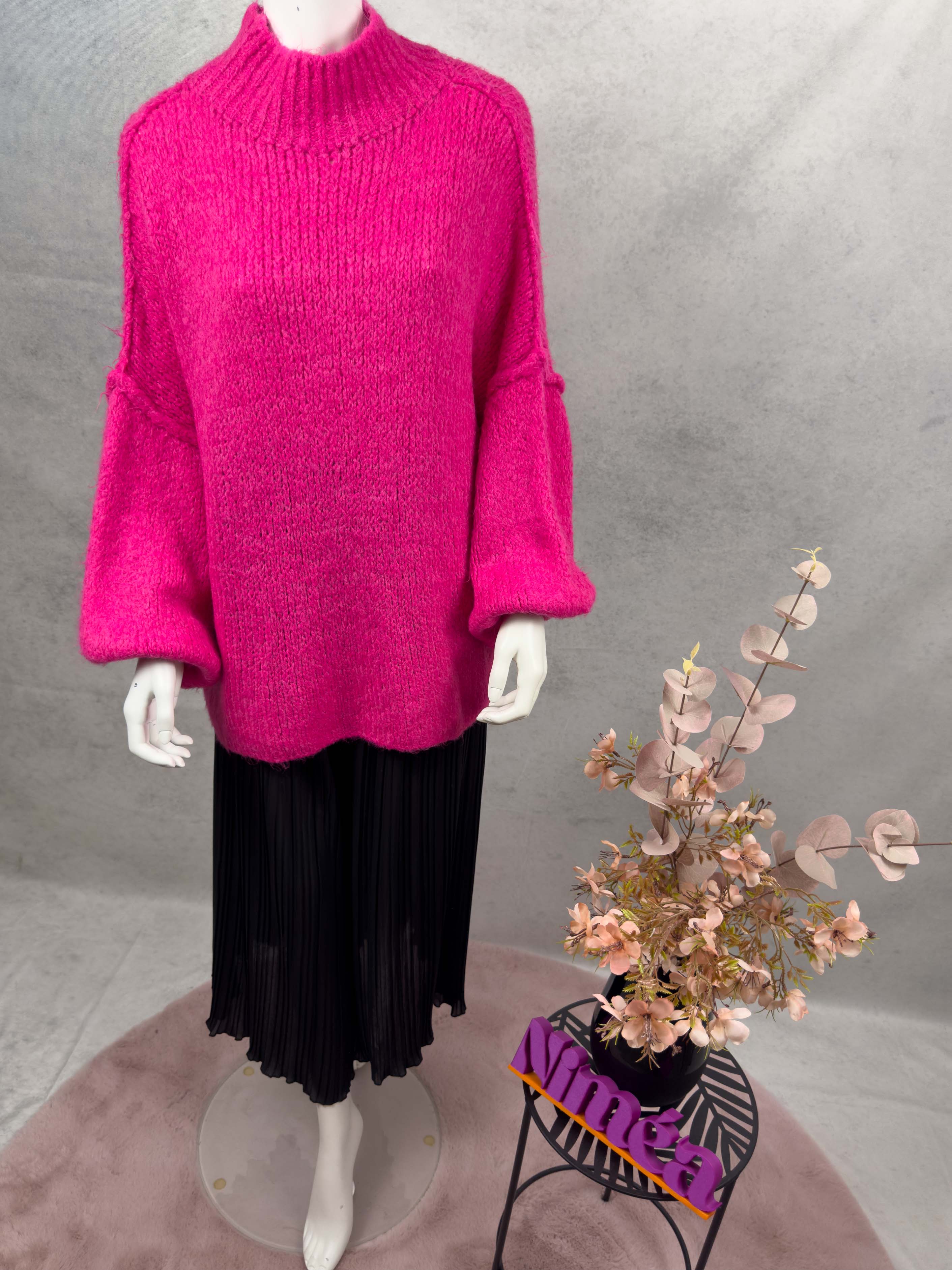 Pinkfarbener Strickpullover mit Stehkragen und Oversize Schnitt