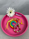 Bunter Regenbogen Schluesselanhaenger mit rot weissen und gelb weissen Baendern, Herz Karabiner und Perlenarmband mit Erdbeer Anhaengern