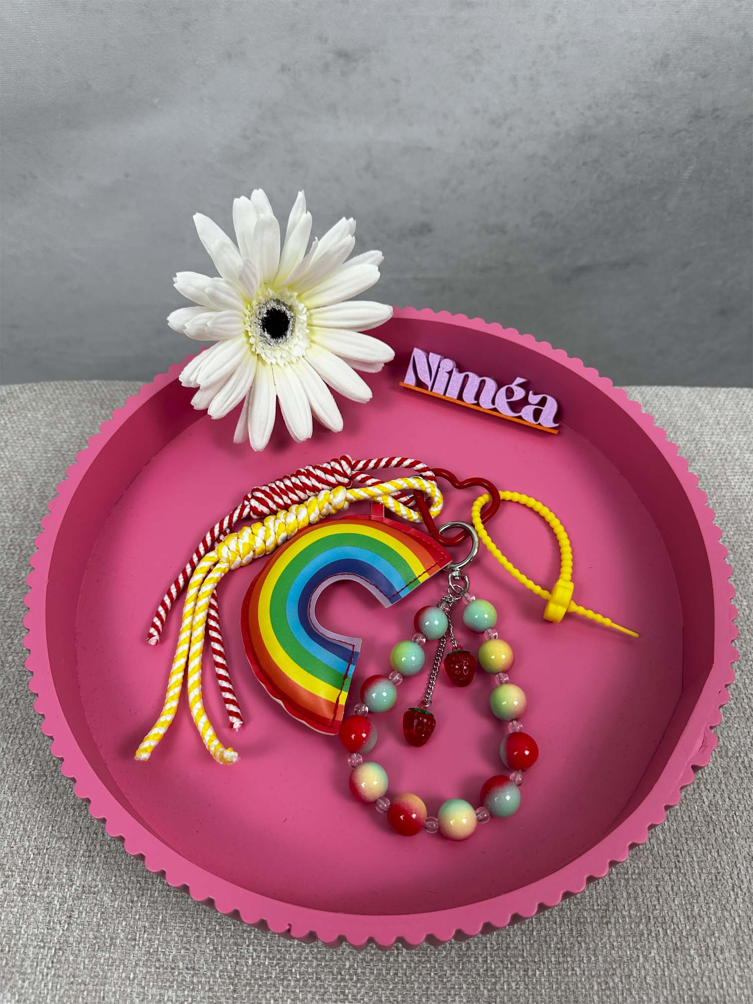Bunter Regenbogen Schluesselanhaenger mit rot weissen und gelb weissen Baendern, Herz Karabiner und Perlenarmband mit Erdbeer Anhaengern