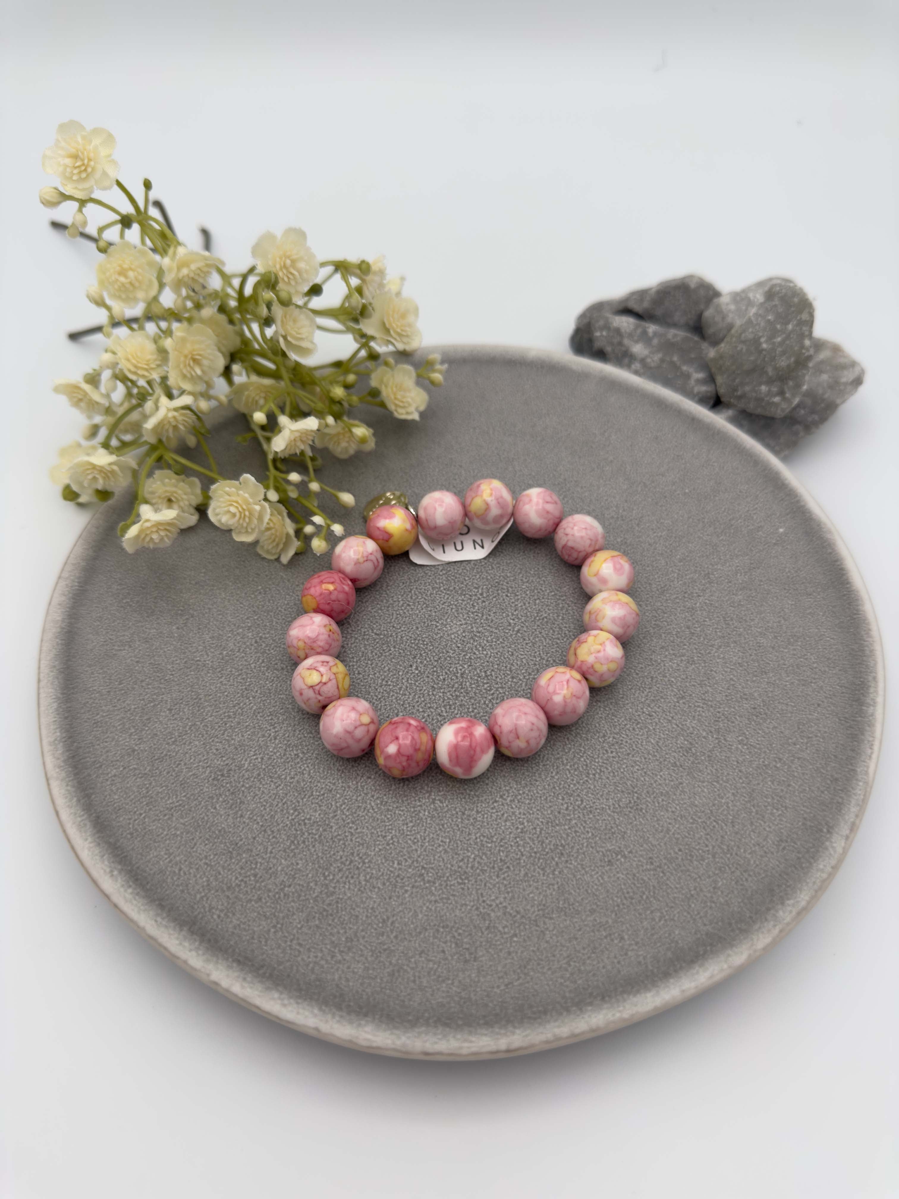 Elastisches Perlenarmband mit marmorierten Natursteinperlen in Rosa