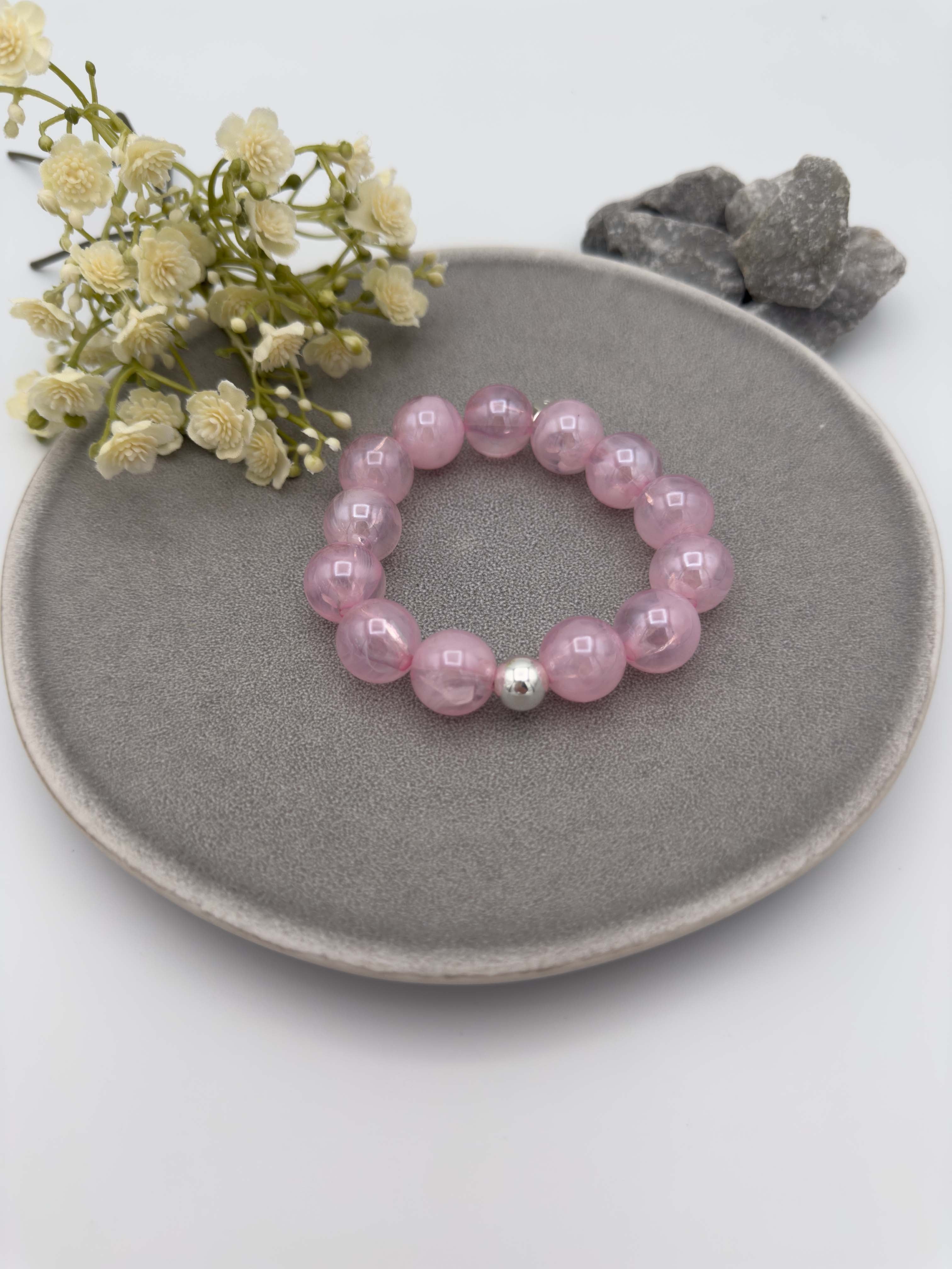 Elastisches Armband mit rosa Perlen und silberfarbener Kugel als Akzent