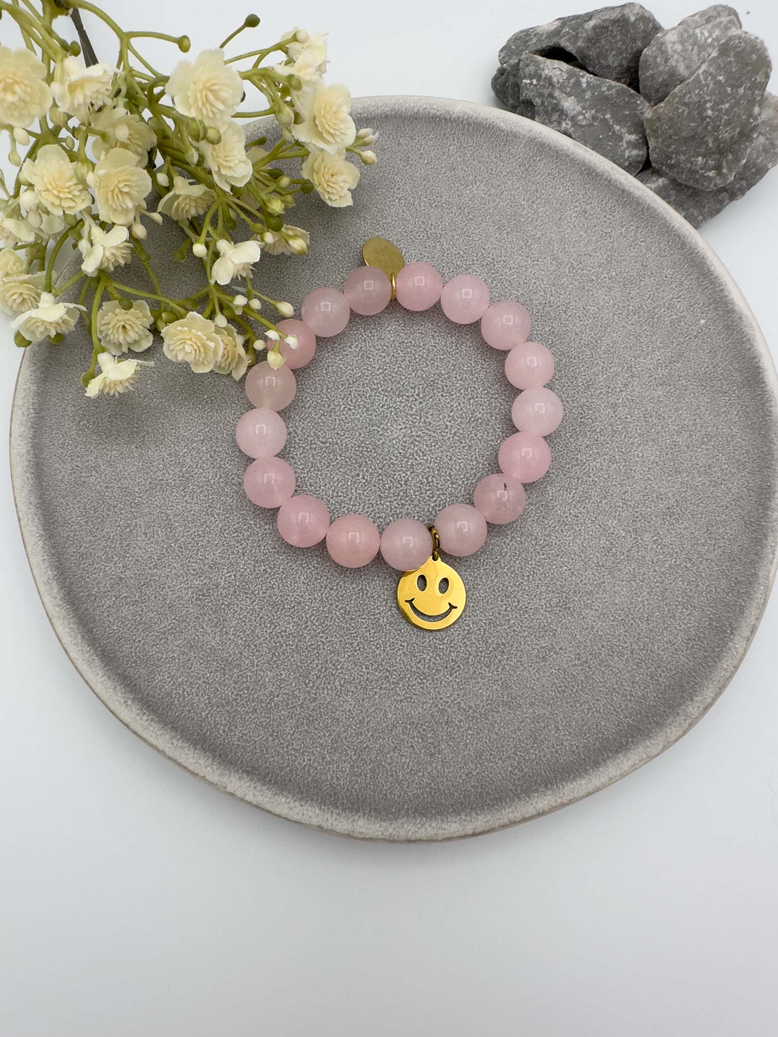 Elastisches Armband mit rosa Perlen und goldfarbenem Smiley Smiley Anhaenger