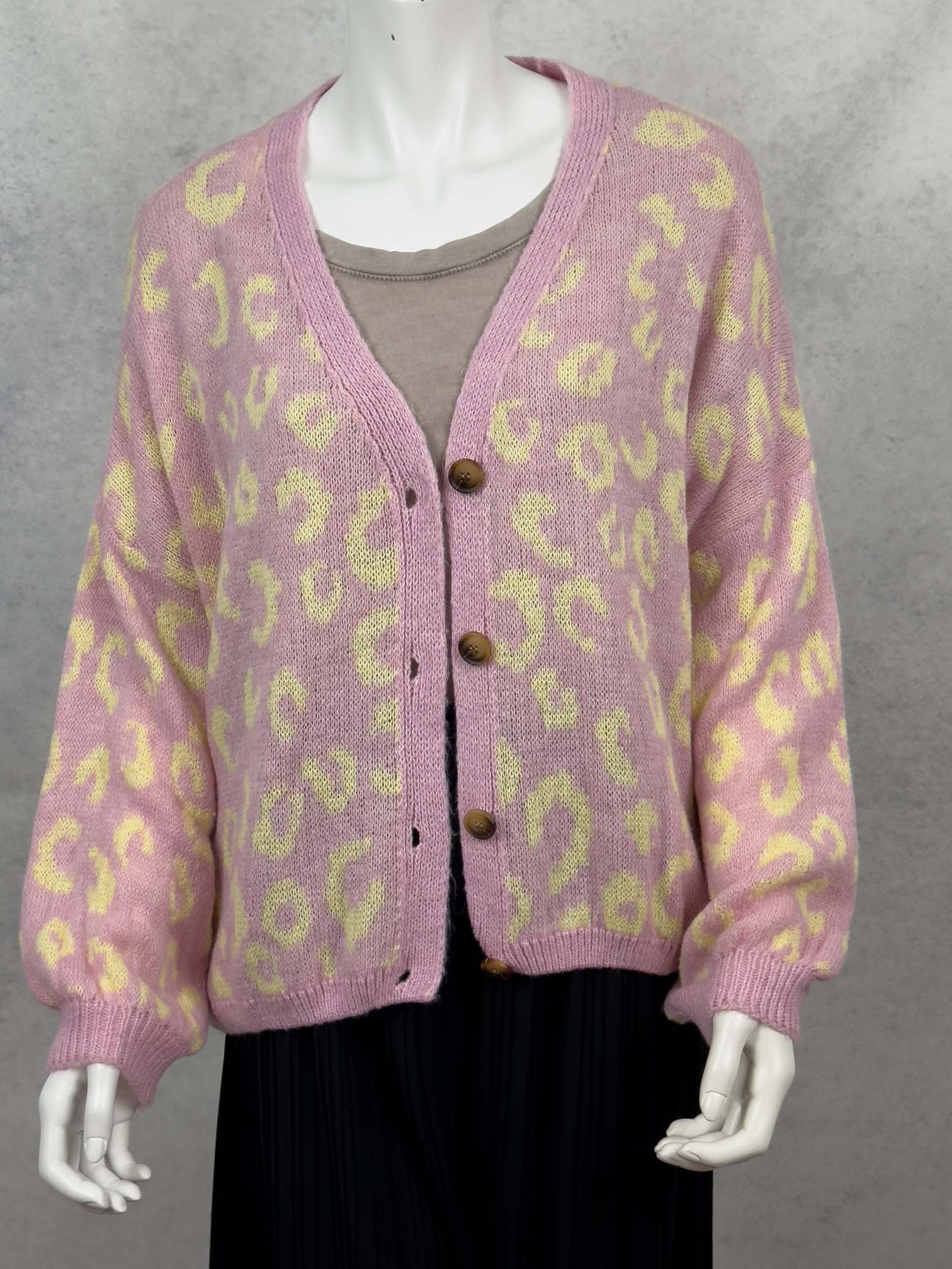 Locker geschnittener Strick Cardigan in Rosa mit gelbem Leo Muster und grossen Knoepfen
