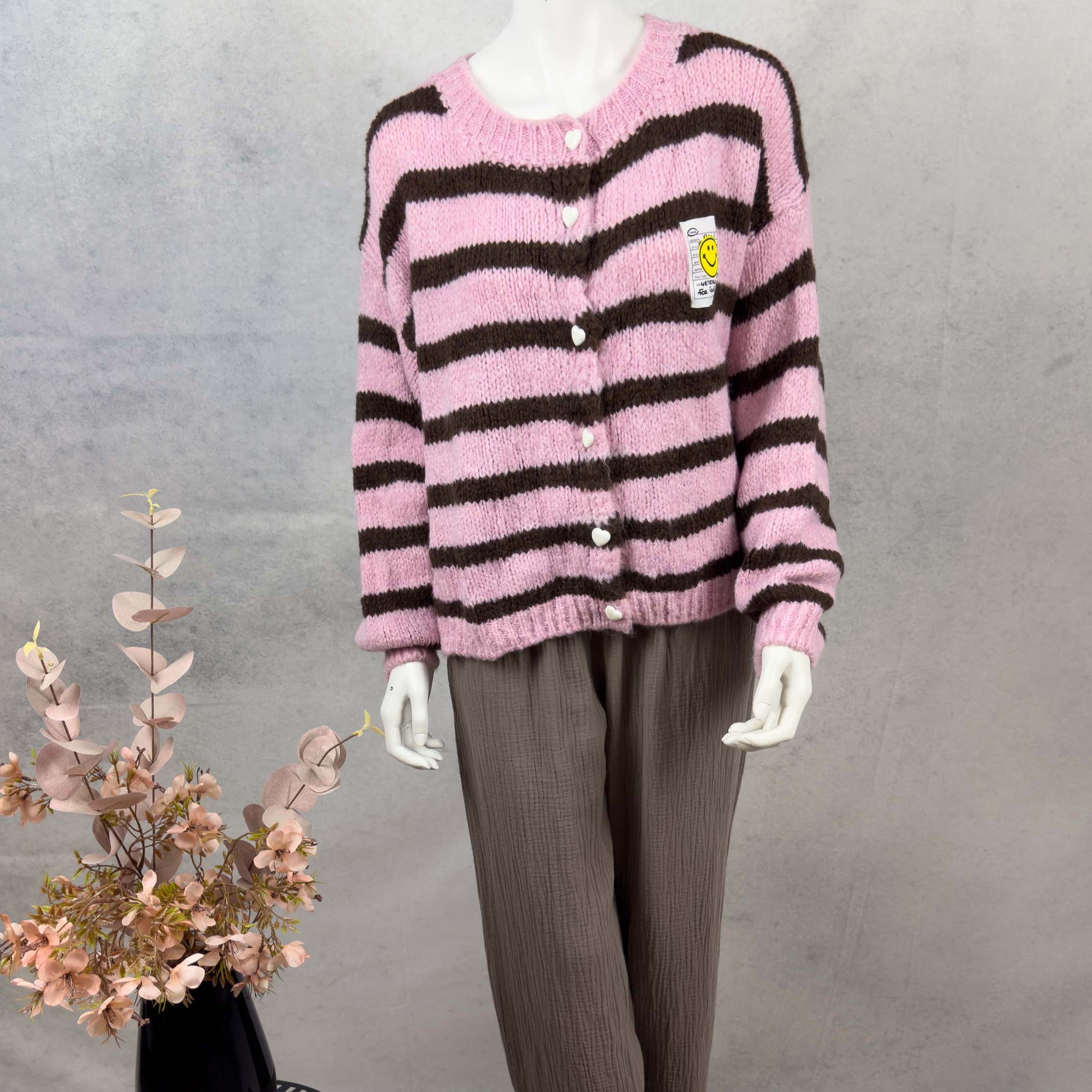Gestreifter Strickcardigan in Rosa und Braun mit Herz Knopfleiste