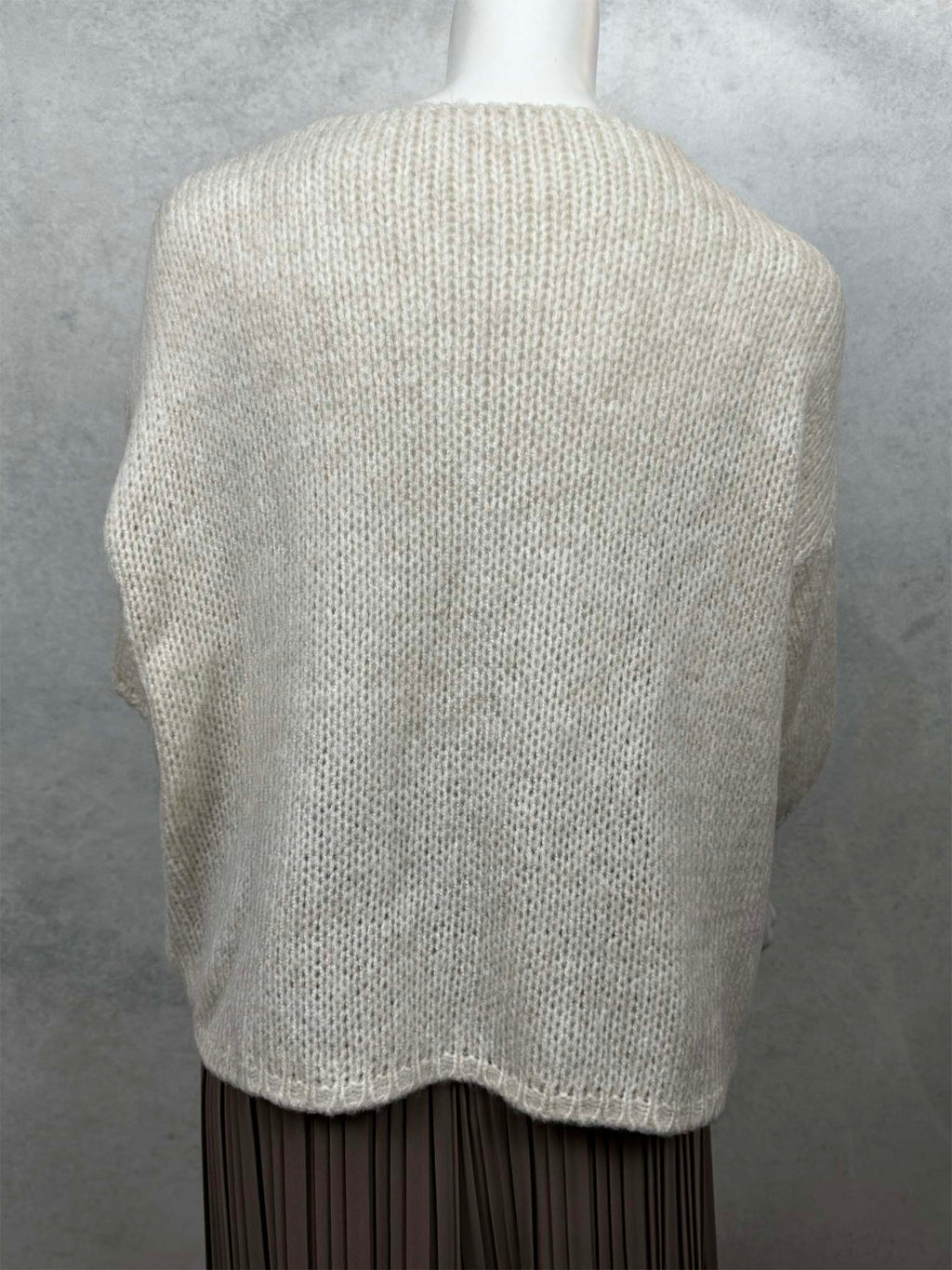 Zeitlose Rückansicht ohne Nähte für einen ruhigen Look.