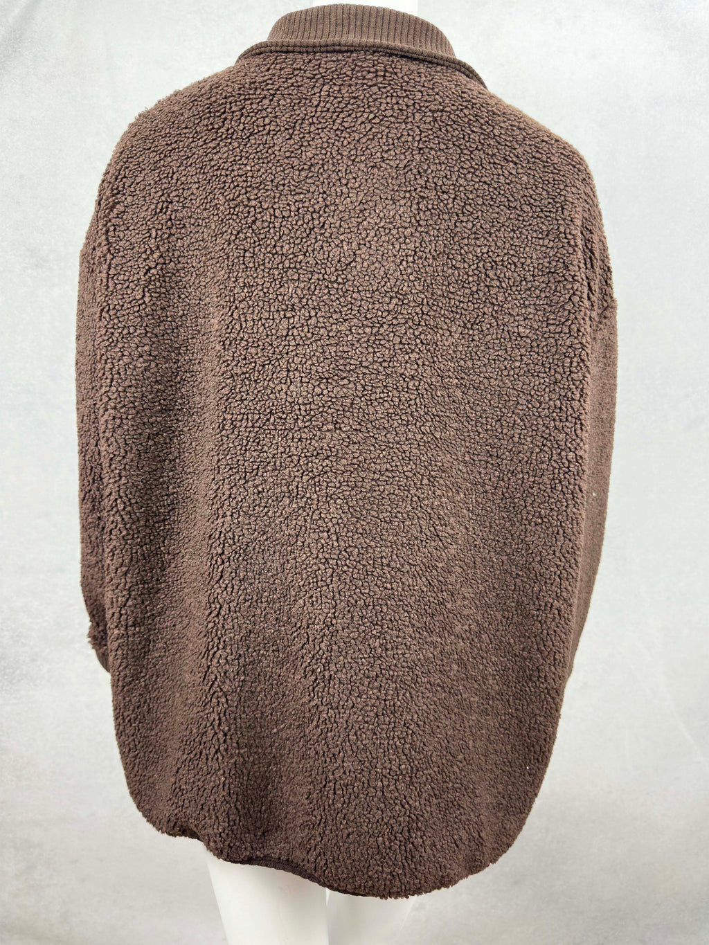 Rückansicht der Onesize Teddyjacke „Rosie“ mit weicher Teddy-Struktur in Braun