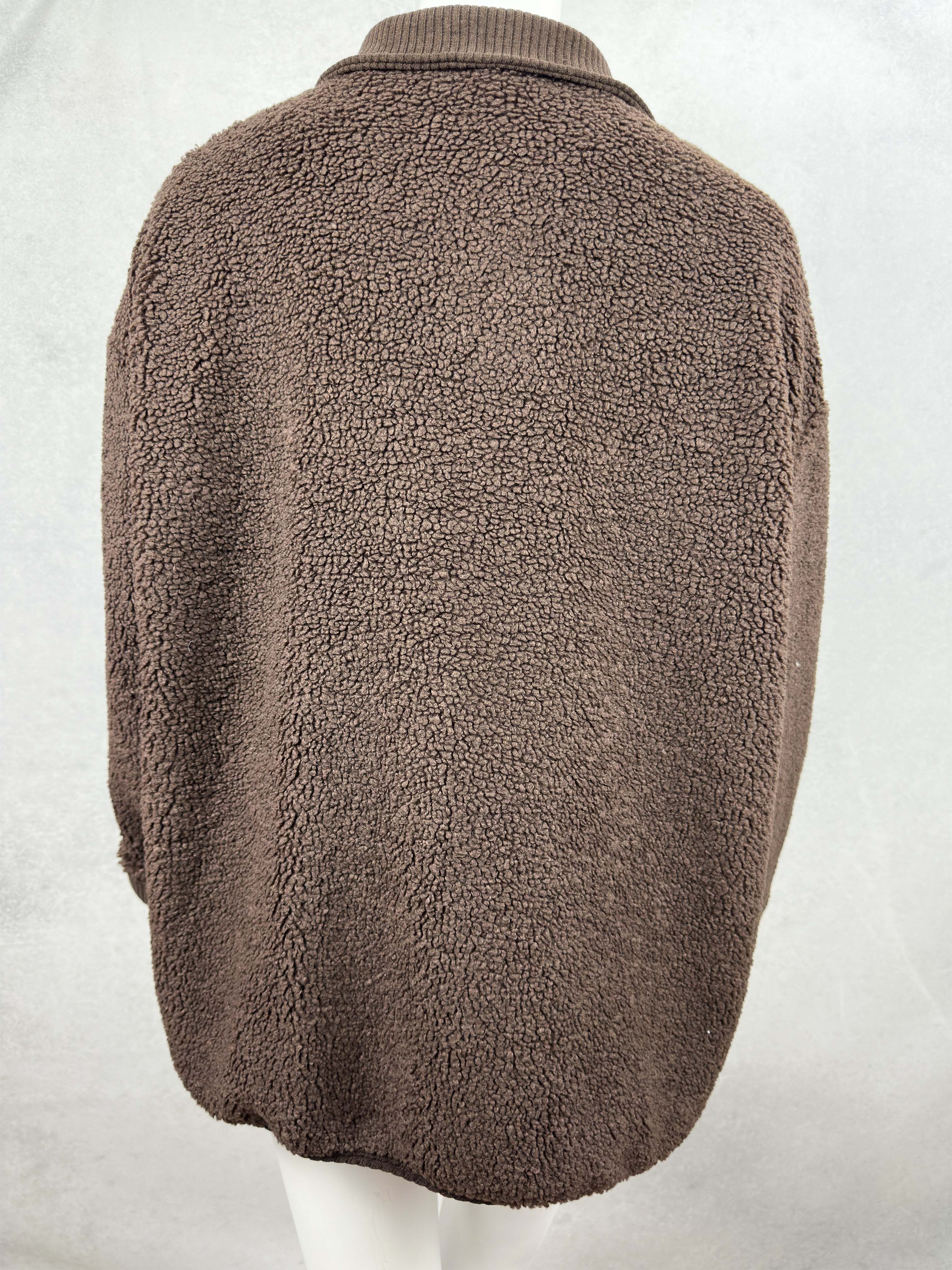 Rückansicht der Onesize Teddyjacke „Rosie“ mit weicher Teddy-Struktur in Braun