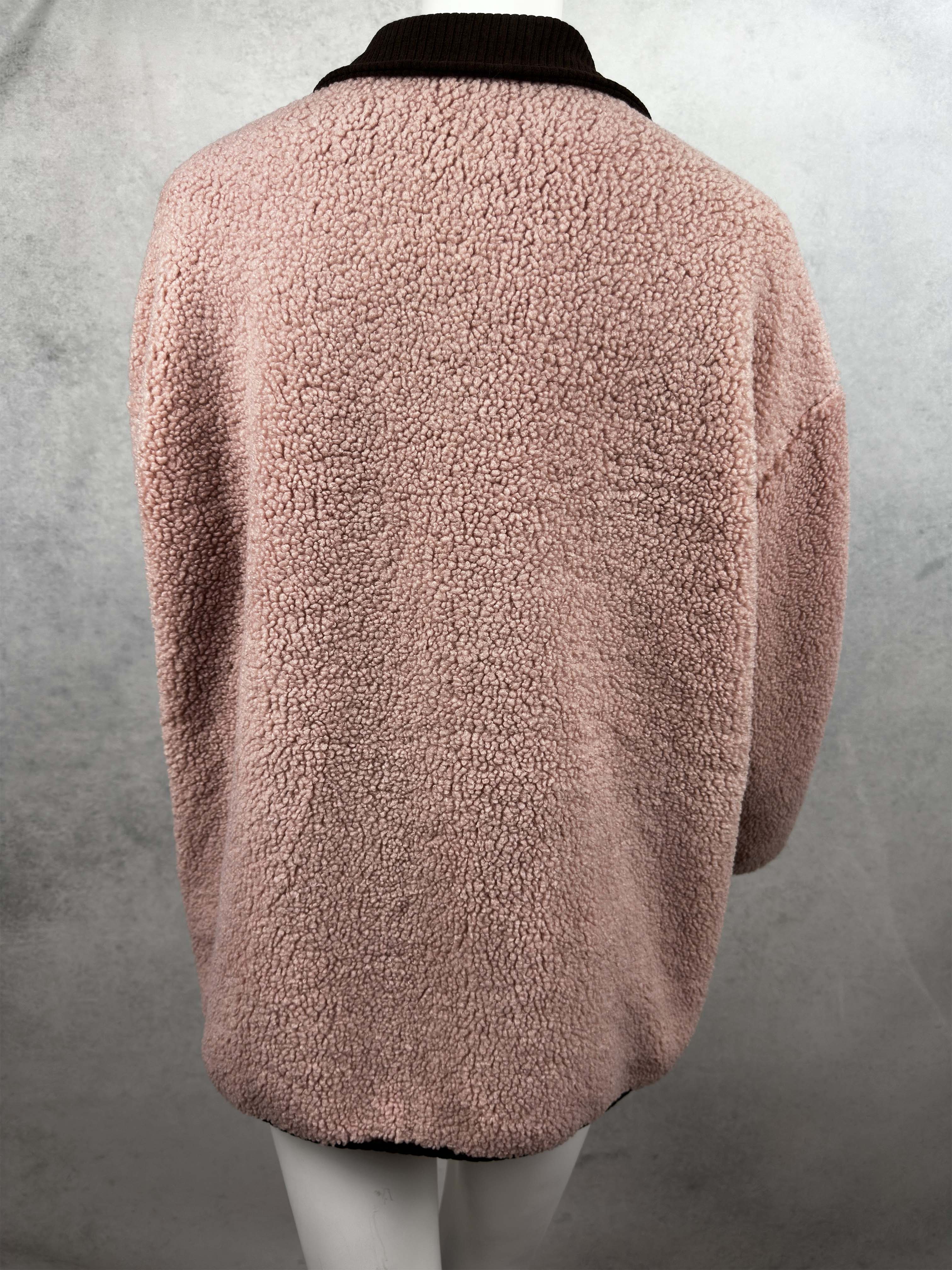 Rückansicht der Onesize Teddyjacke „Rosie“ mit weicher Teddy-Struktur in Rosa