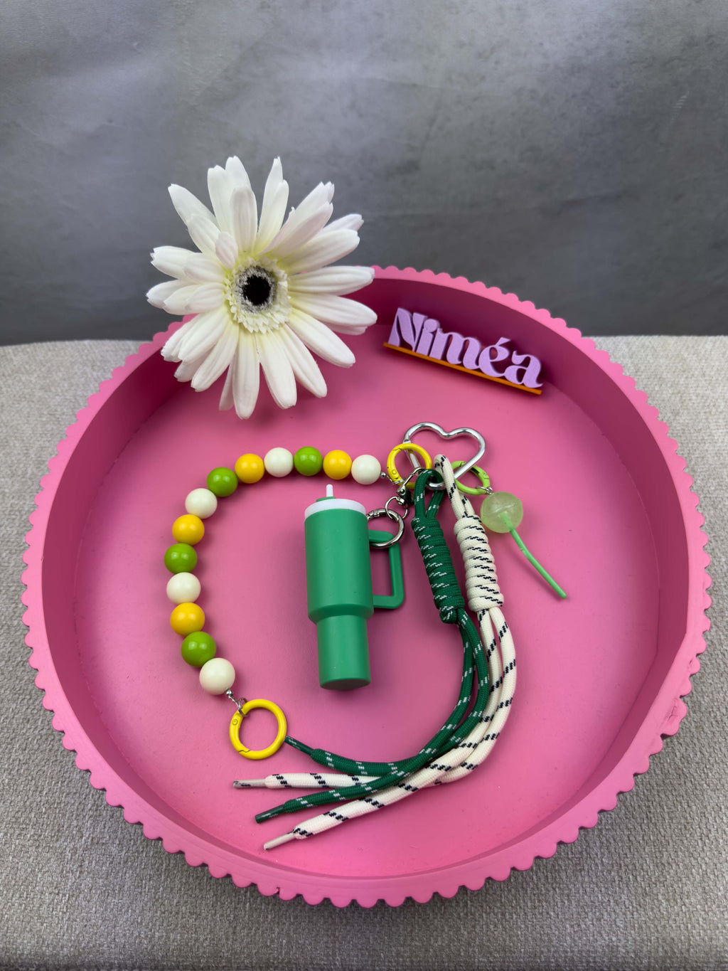 Schluesselanhaenger in Gruen Gelb und Weiss mit rundem Perlenband, gruener Becher Anhaenger, Paracord Baendern und Herz Karabiner