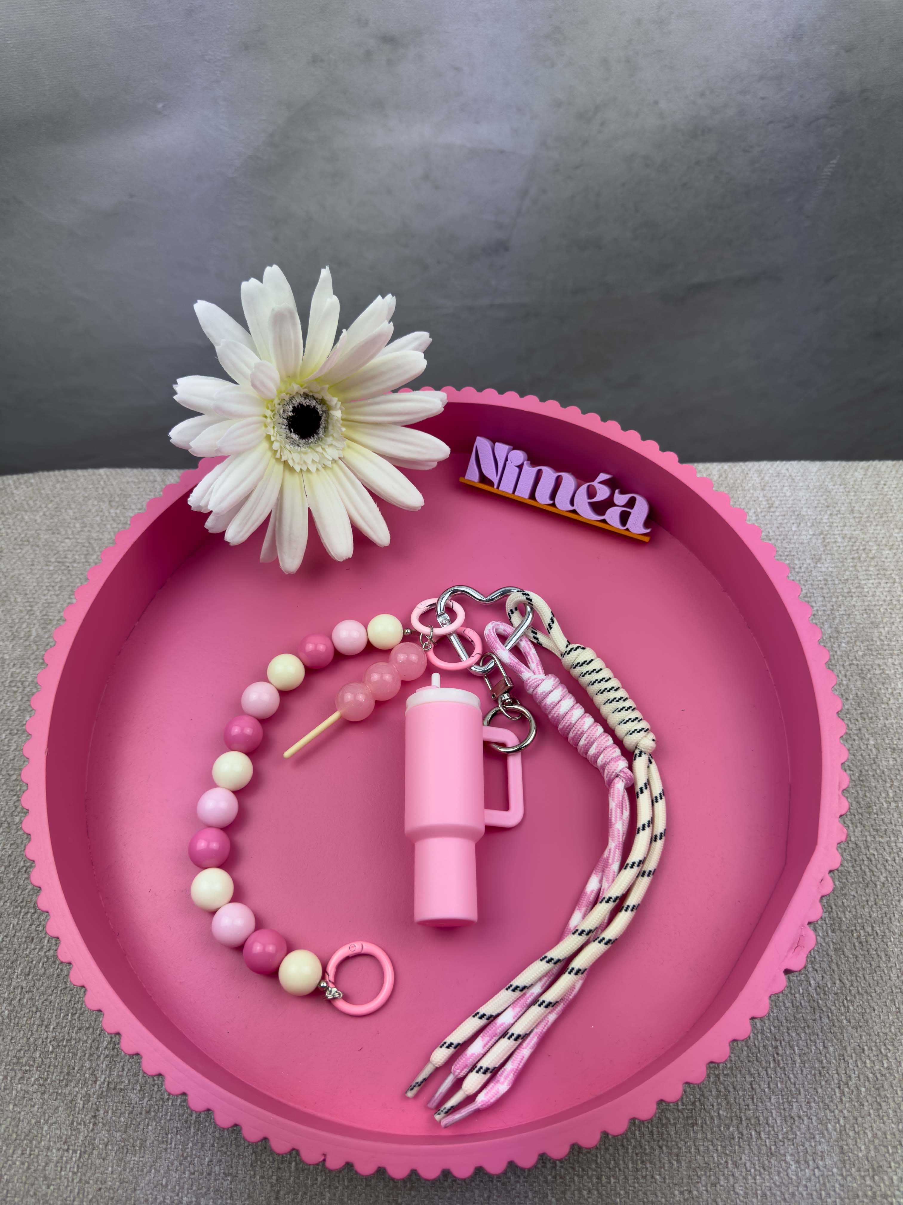 Schluesselanhaenger in Rosa und Weiss mit rundem Perlenband, rosa Becher Anhaenger, Paracord Baendern und Herz Karabiner