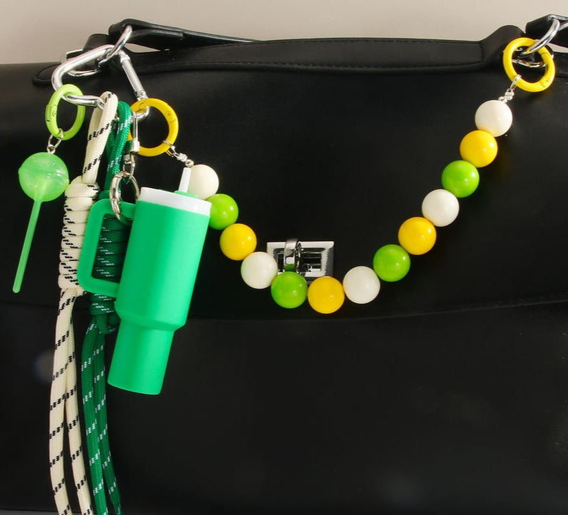 Schluesselanhaenger mit Perlenkette in Gruen Gelb und Weiss sowie gruener Becher Anhaenger und Paracord Baendern