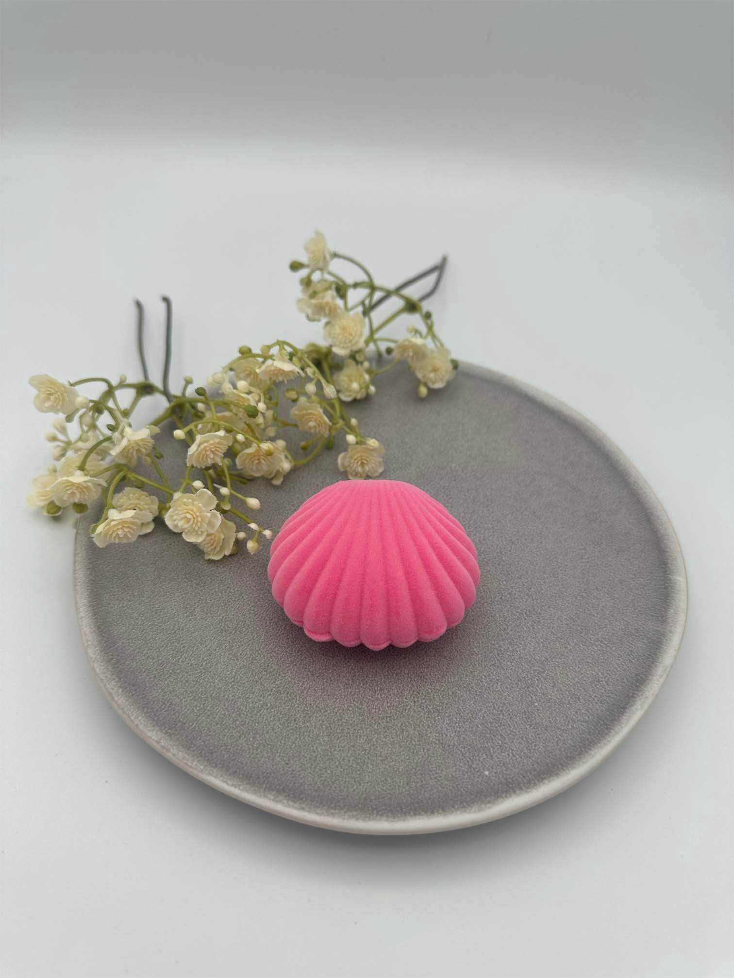 Kleines Schmuckkaestchen in Muschelform aus Samt in Rosa, geschlossen.