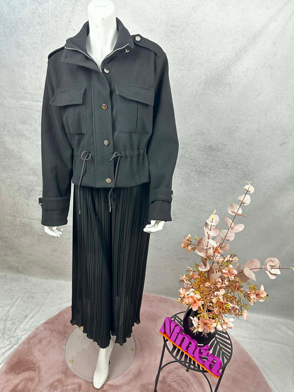 Schwarze Kurzjacke aus Polyester mit Stehkragen, Druckknoepfen, grossen Brusttaschen und regulierbarem Zugband in der Taille