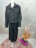 Schwarze Kurzjacke aus Polyester mit Stehkragen, Druckknoepfen, grossen Brusttaschen und regulierbarem Zugband in der Taille