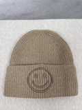 Beige gerippte Strickmuetze mit breitem Umschlag und tonalem Smiley Stick auf der Vorderseite