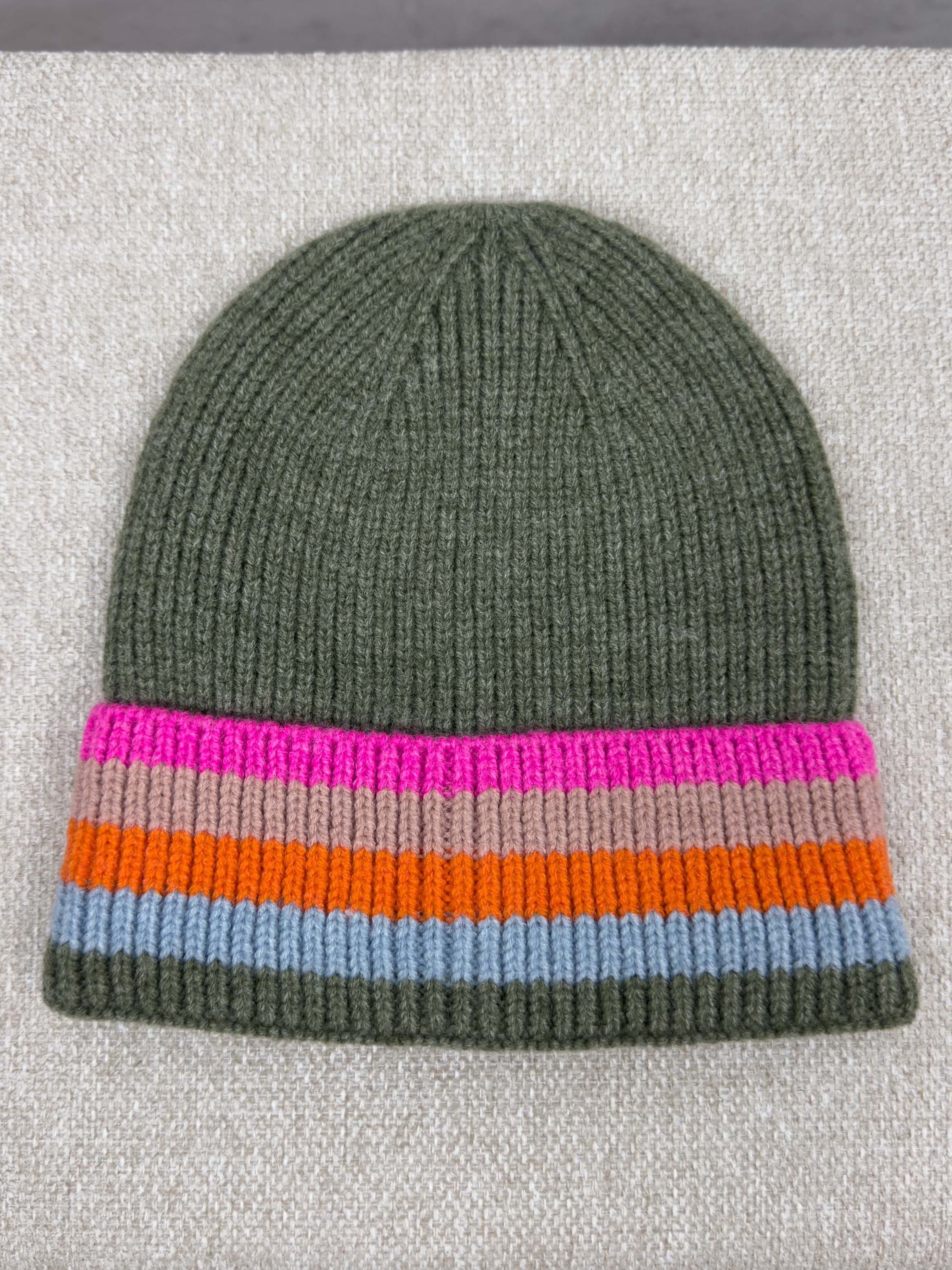 Olivgruene Strickmuetze mit geripptem Muster und breitem Umschlag mit Streifen in Pink, Beige, Orange und Hellblau