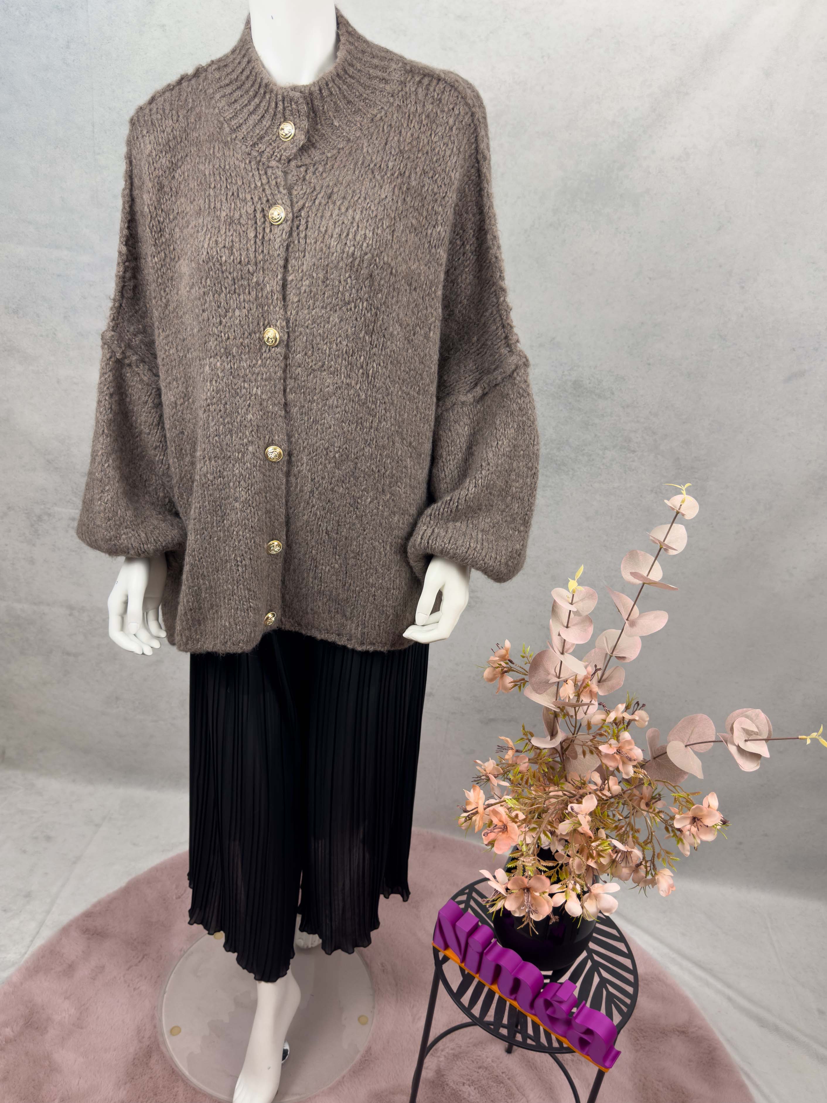 Taupefarbener weicher Strickcardigan mit Knopfleiste und Rundhalsausschnitt