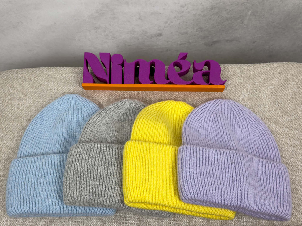 Vier weiche Strickmuetzen mit breitem Umschlag in Pastellfarben