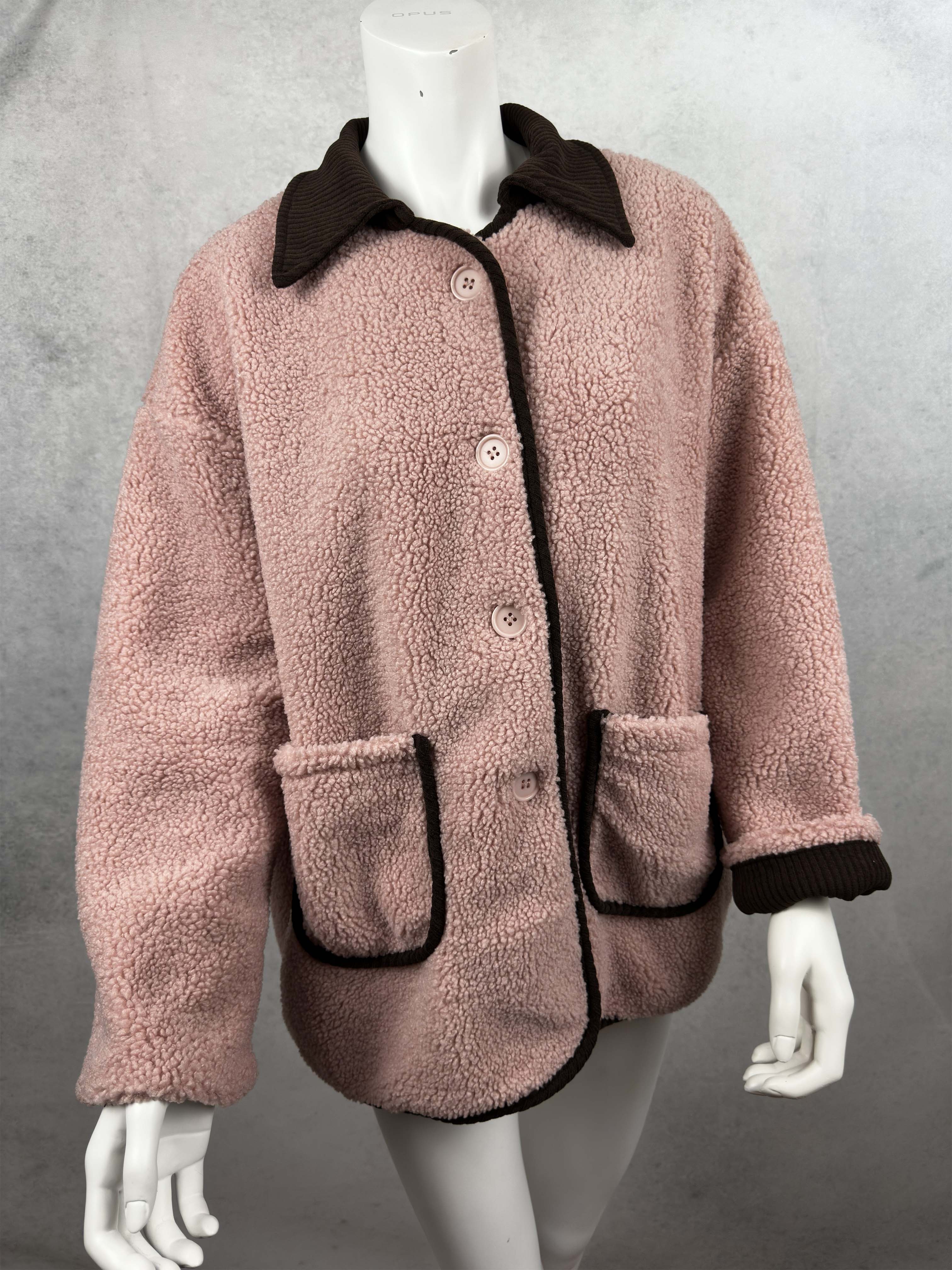 Onesize Rosa Teddyjacke „Rosie“ mit Knopfleiste und Kontrastkragen