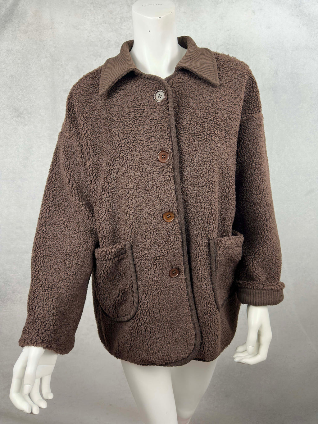 Onesize Braun Teddyjacke „Rosie“ mit Knopfleiste und Kontrastkragen